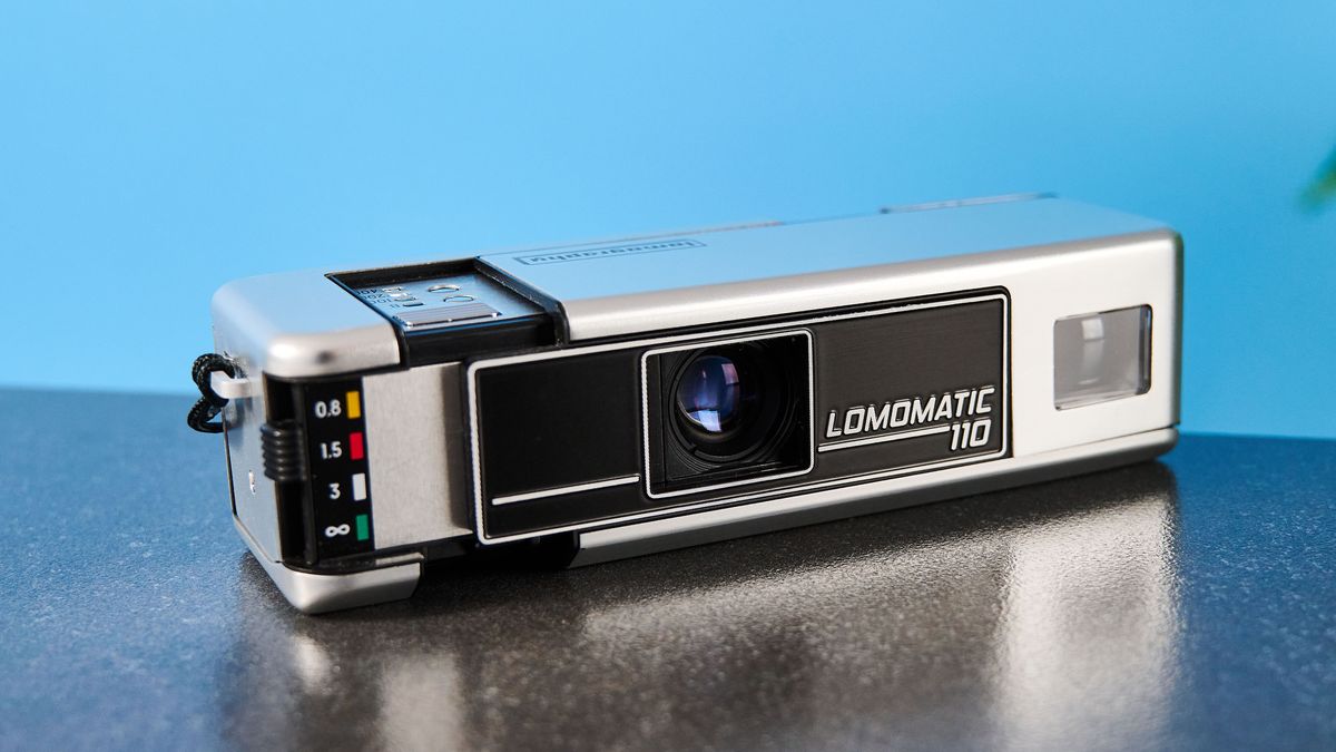 סקירת Lomography Lomomatic 110 מאת Nikita Achanta שפורסמה ב-13 בנובמבר 24 ה-Lomography Lomomatic 110 היא מצלמת סרט קומפקטית קלה לשימוש שבנויה ממש טוב, אבל יכולות ההדמיה שלה משאירות קצת יותר מדי מה לרצוי.