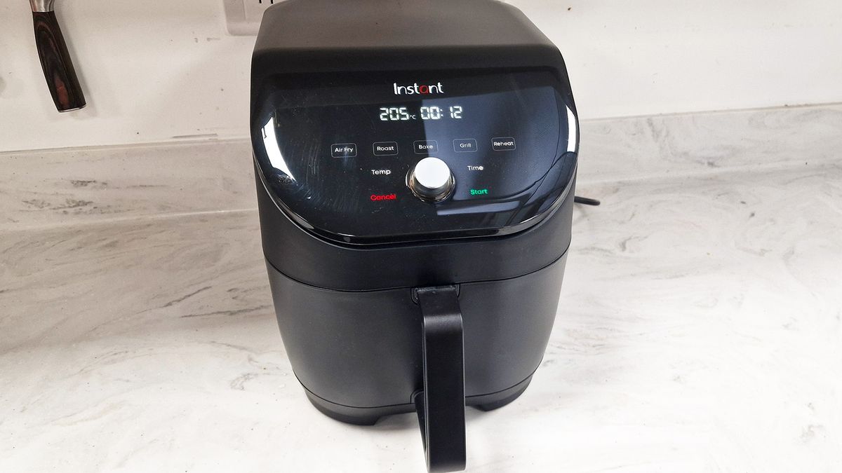 סקירת Instant Vortex Slim Air Fyer: חכם, שקט ונהדר לחללים קטנים מאת Millie Fender פורסם ב-14 בנובמבר 24 The Instant Vortex Slim הוא טיגון אוויר שקט במיוחד חוסך מקום המספק תמורה מבריקה לכסף.