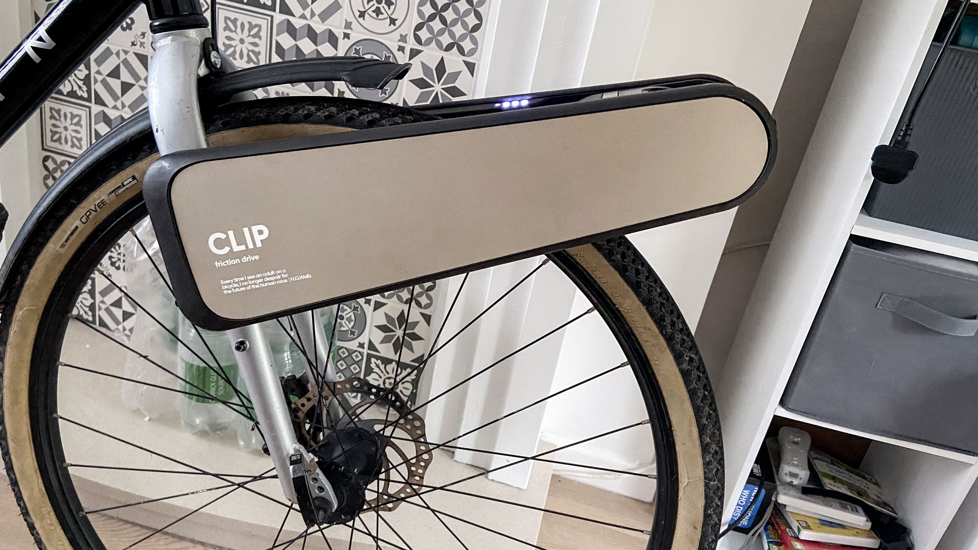 אופניים עירוניים שחורים מצולמים עם ערכת ההמרה CLIP לאופניים אלקטרוניים מחוברת לגלגל הקדמי