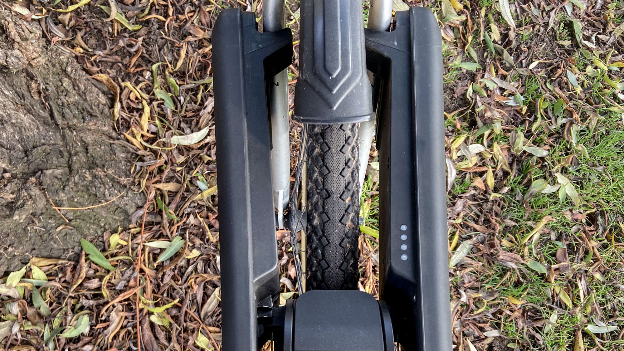 אופניים עירוניים שחורים מצולמים עם ערכת ההמרה CLIP לאופניים אלקטרוניים מחוברת לגלגל הקדמי