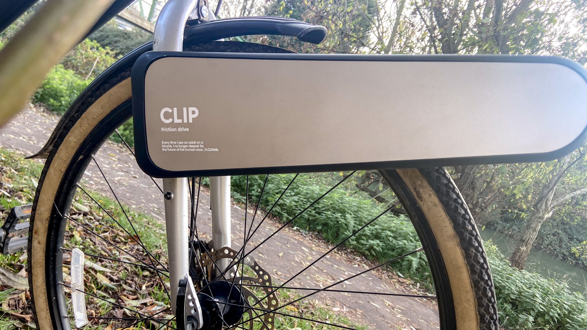 אופניים עירוניים שחורים מצולמים עם ערכת ההמרה CLIP לאופניים אלקטרוניים מחוברת לגלגל הקדמי