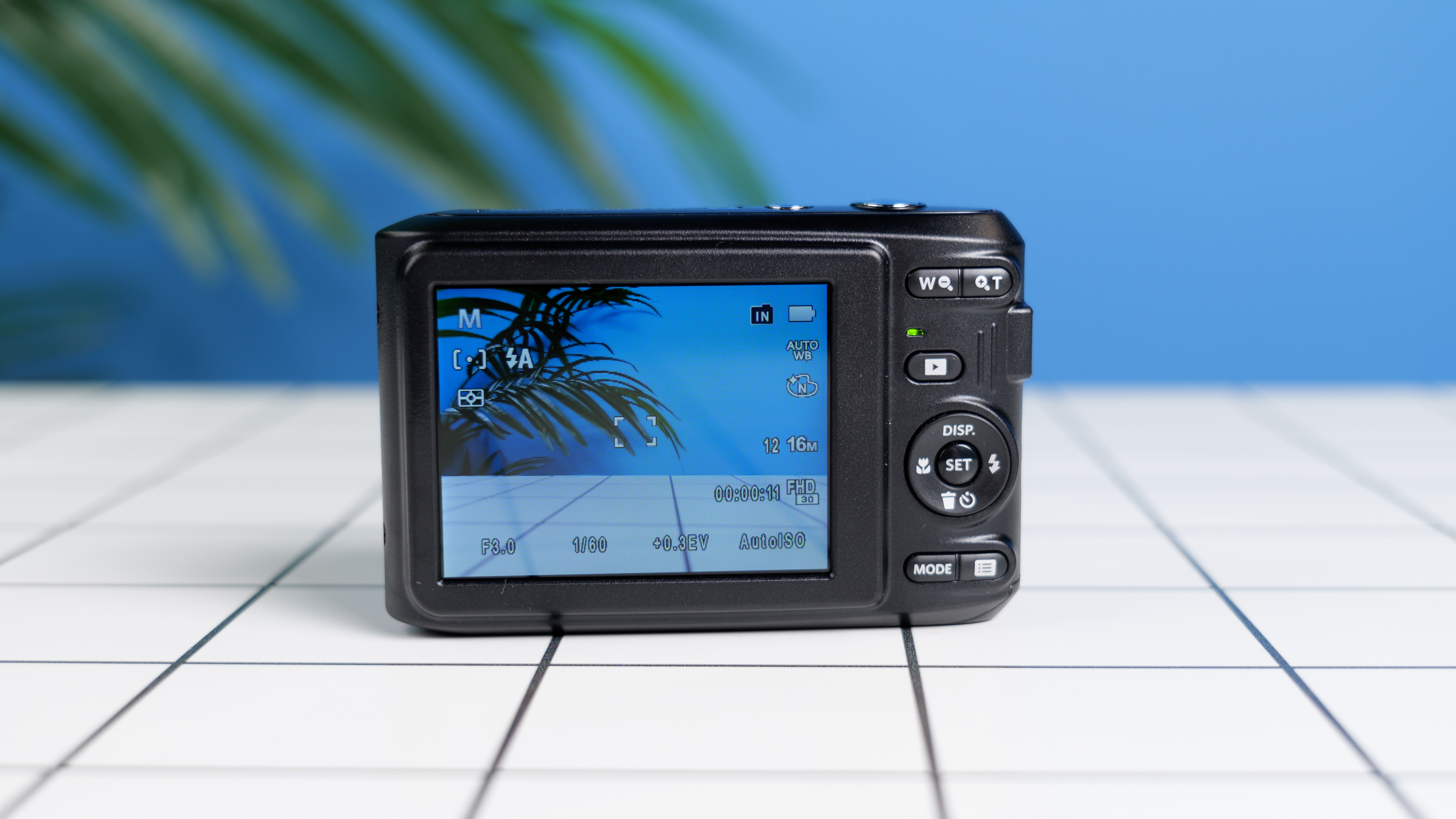 מצלמה דיגיטלית קומפקטית של Kodak PIXPRO FZ45 בצבע אדום דובדבן