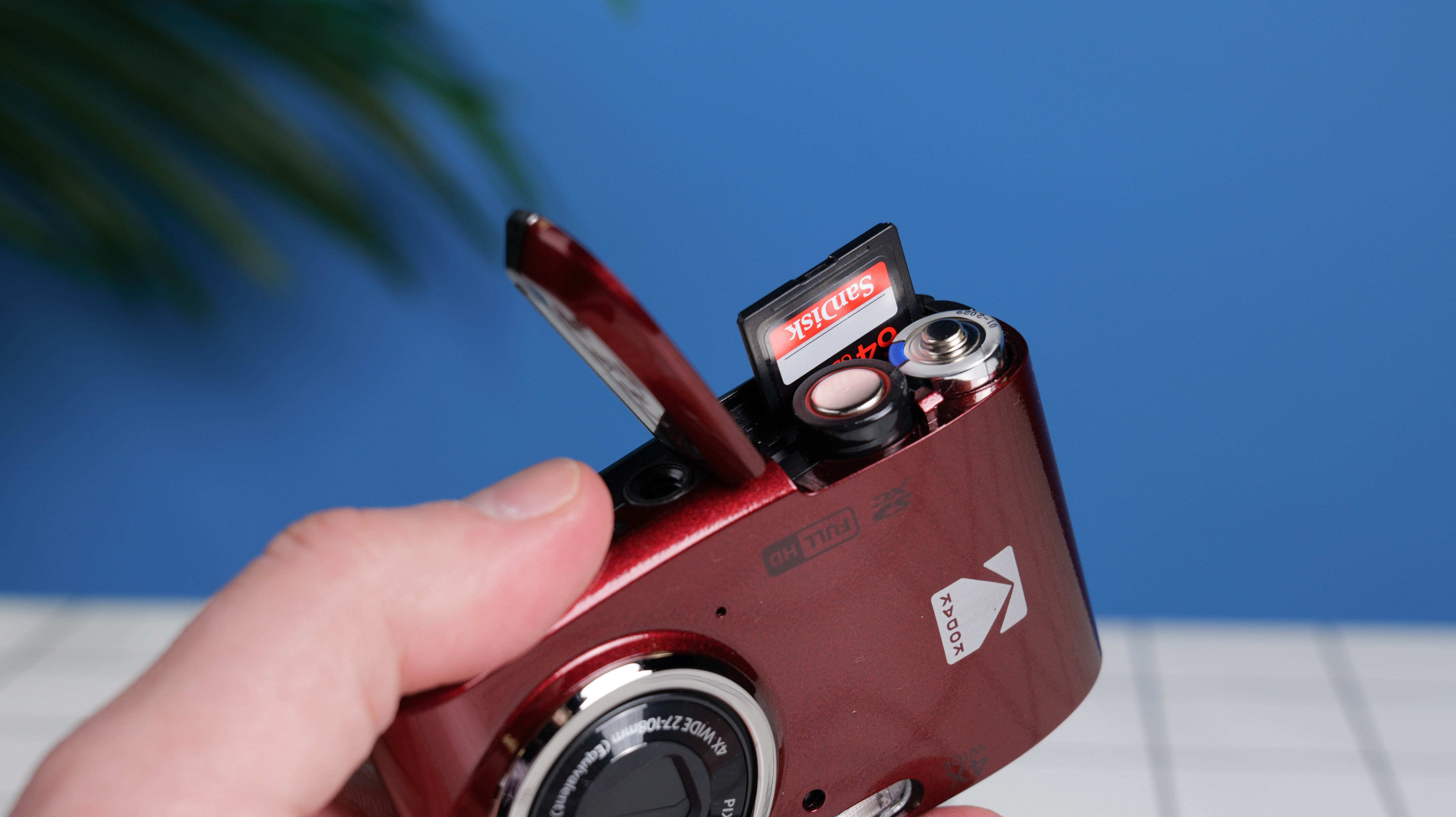 מצלמה דיגיטלית קומפקטית של Kodak PIXPRO FZ45 בצבע אדום דובדבן