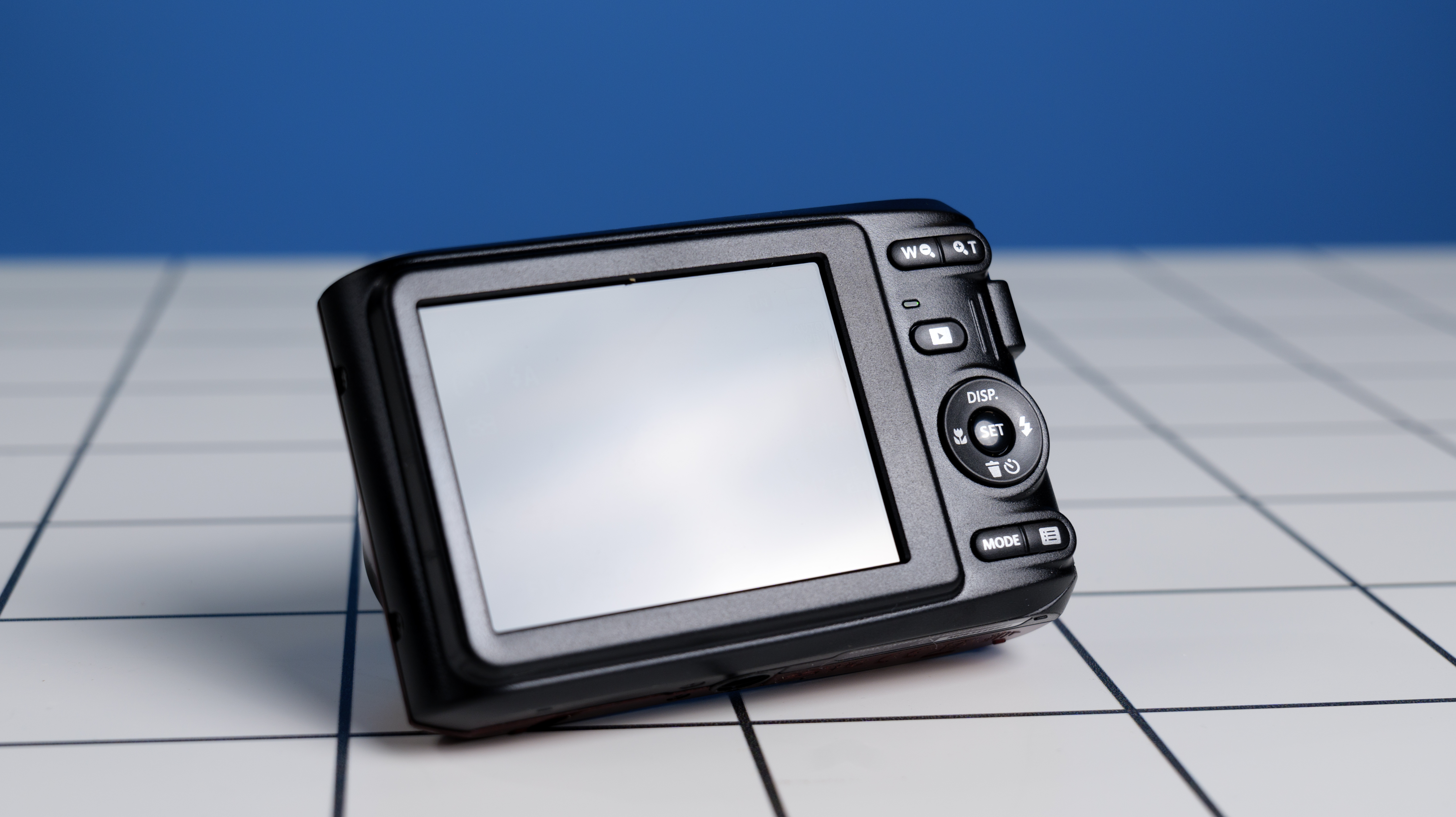 מצלמה דיגיטלית קומפקטית של Kodak PIXPRO FZ45 בצבע אדום דובדבן