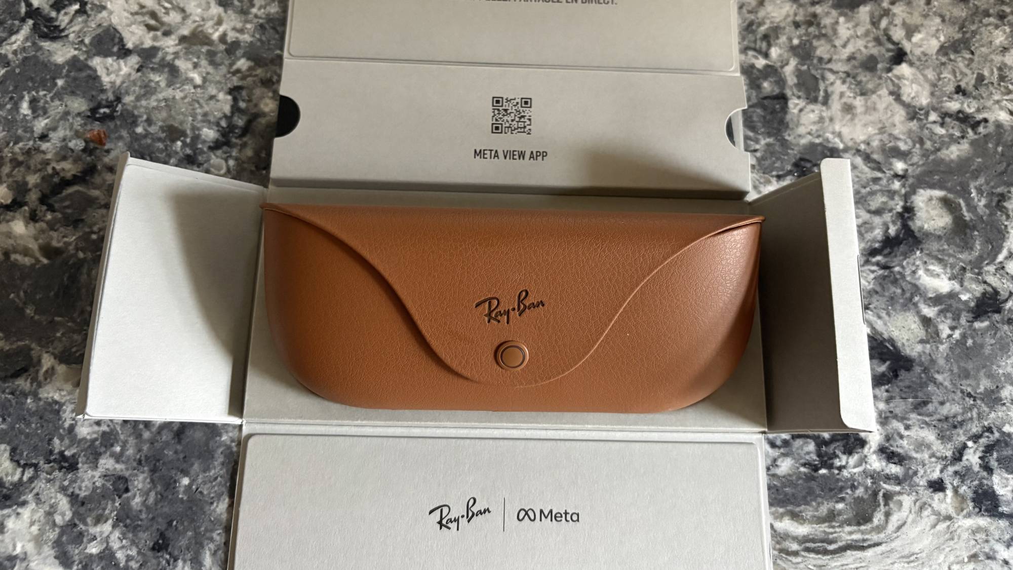 משקפיים חכמים של Ray-Ban Meta לנרתיק 