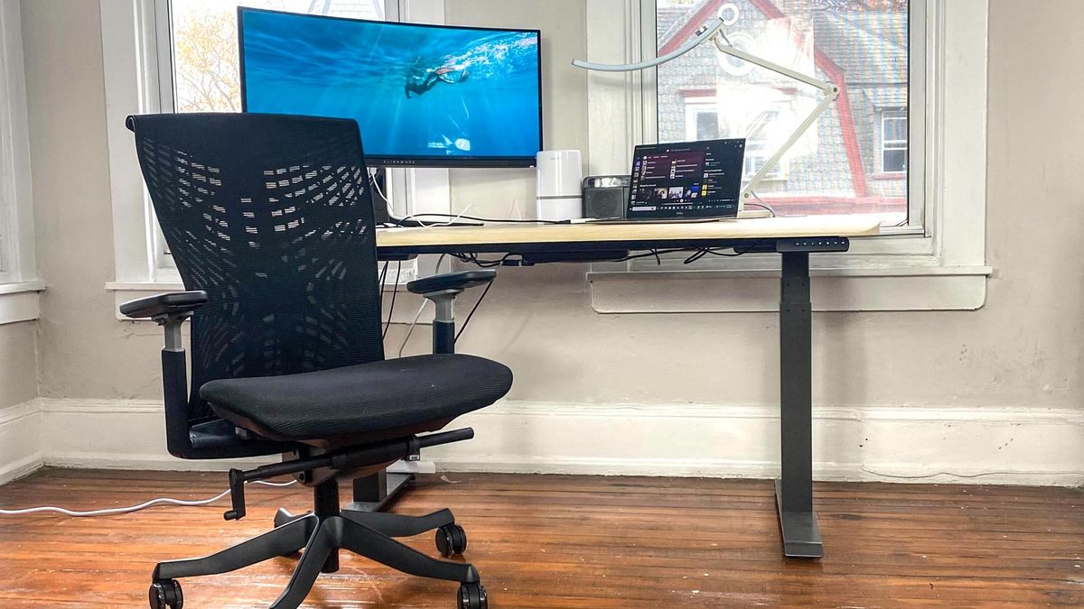 סקירת ErgoChair Ultra אוטונומית: כיסא מודפס תלת-ממד זה הוא כיתת אמן בעיצוב מבני מאת אדם שרם פורסם ב-23 בנובמבר 24 הטכנולוגיה של כיסאות משרדיים שמרה על דברים פשוטים במשך עשרות שנים, אבל השינוי העדין הזה בסדר העדיפויות העיצובי הוכיח התפתחות מבורכת.