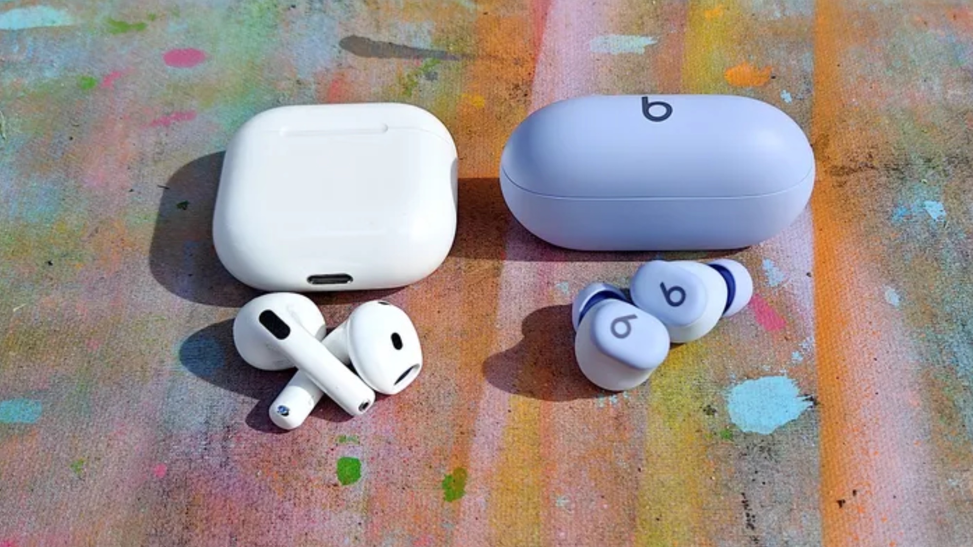 AirPods 4 לעומת Beats Solo Buds