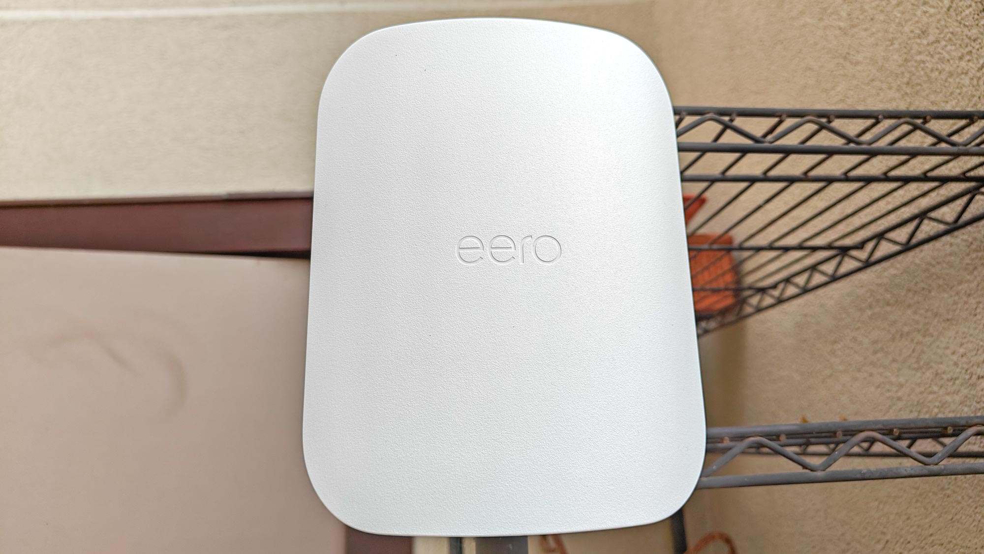 מאריך רשת Eero Outdoor 7 מותקן על מוט