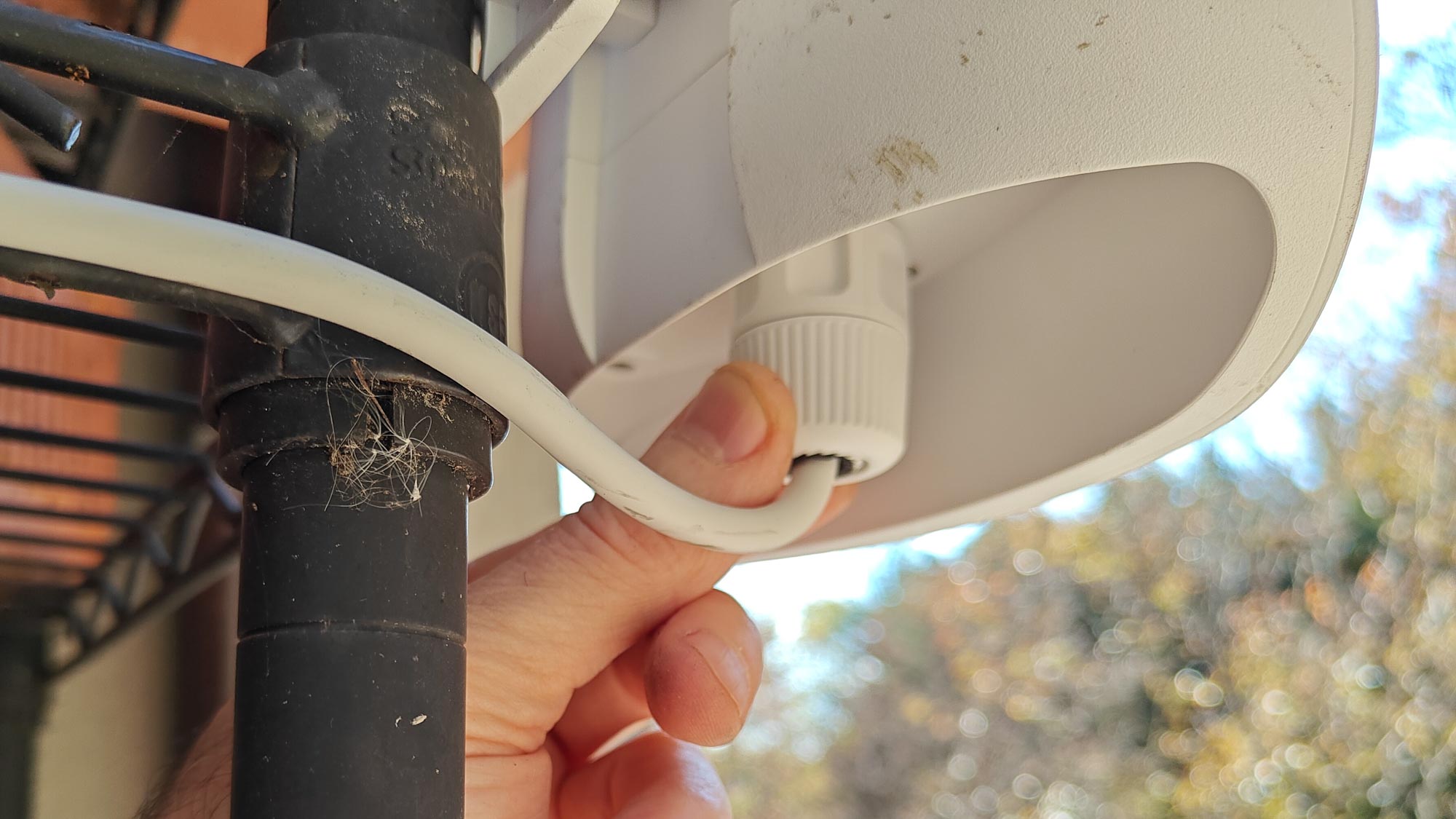 החותם העמיד למים בתחתית ה-Eero Outdoor 7