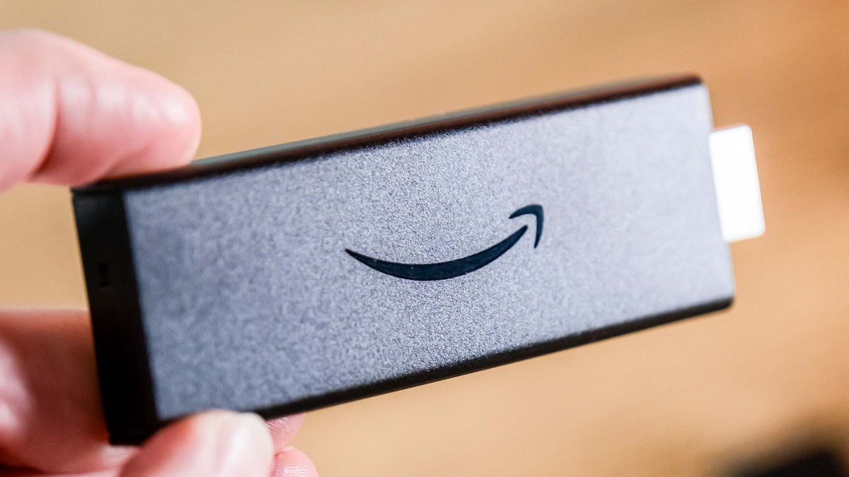סקירת Amazon Fire TV Stick HD: ה-Fire Stick הזול ביותר בסביבה מאת כריסטיאן דה לופר פורסם ב-27 בנובמבר ה-Amazon Fire TV Stick HD החדש מקבל דחיפה מבוססת Alexa, אך עושה זאת מספיק כדי להצדיק את הורדת המחיר עבור סטרימינג ברזולוציה נמוכה יותר הִתנַסוּת?