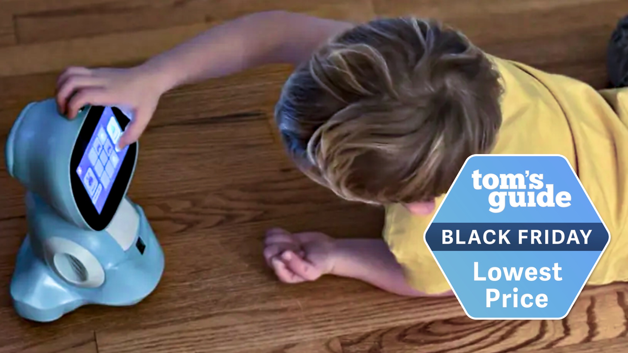 ילד משחק עם רובוט מיקו 3