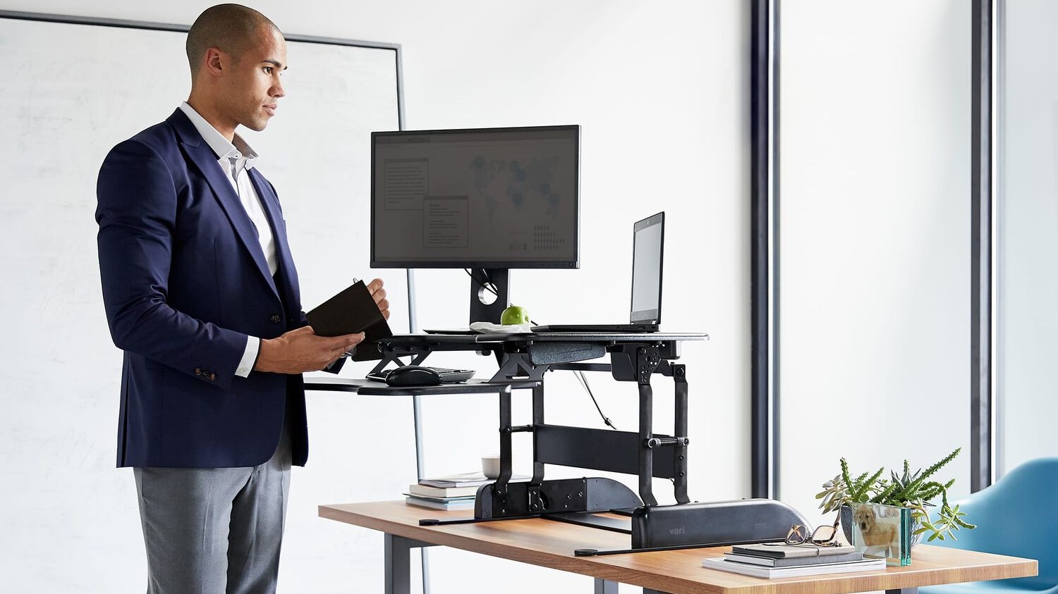 גבר משתמש בממיר שולחני עומד בעבודה