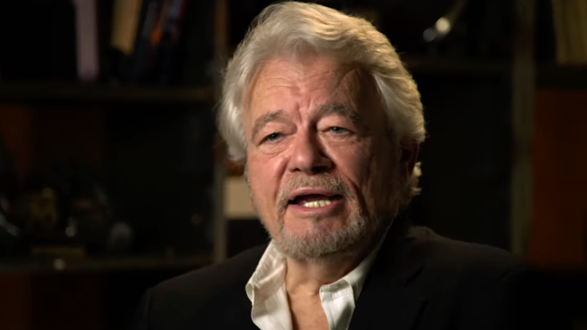 Reporter George Knapp, with silver hair, in white shirt talking on Netflix series "Investigation Alien" 2024