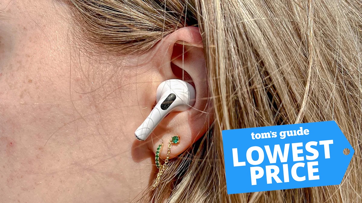 airpods pro 2 באוזן עם מדבקת עסקה