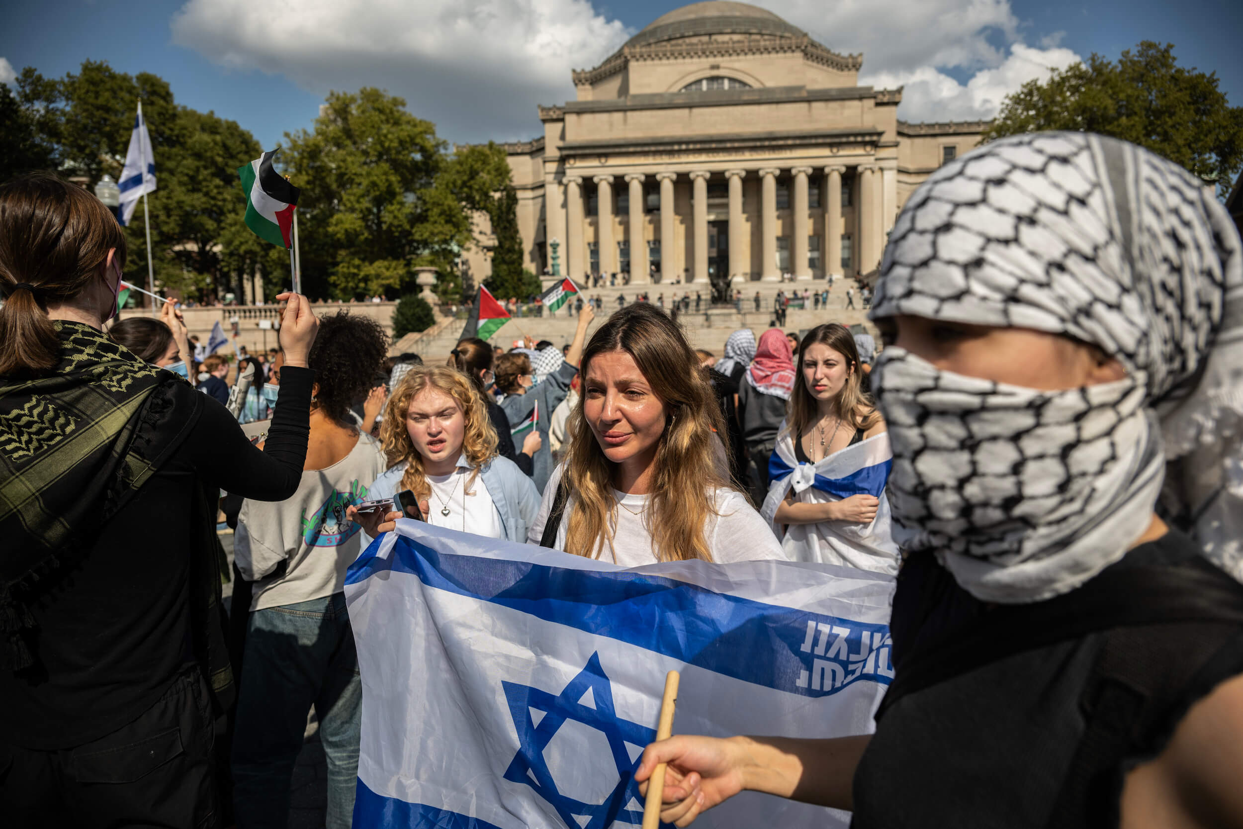 האם המאמצים של טראמפ להילחם באנטישמיות יעזרו להשפיל את הדמוקרטיה? הודעה מהמנכ"ל והמו"ל שלנו רחל פישמן פדרסן