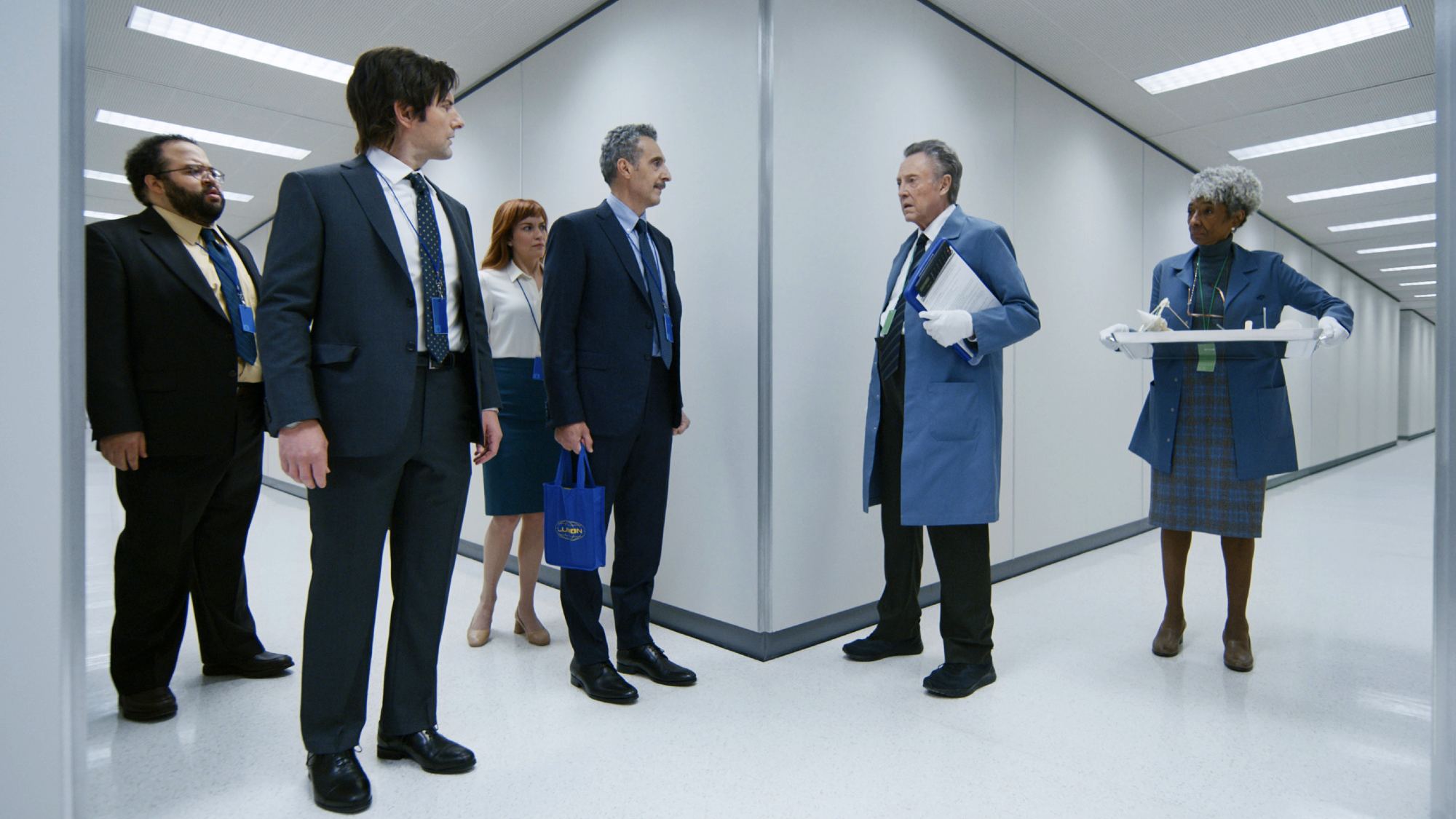 צוות השחקנים של Severance במסדרון לומון