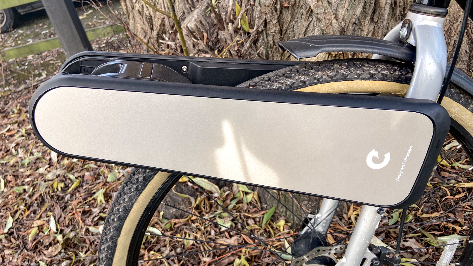 אופניים עירוניים שחורים מצולמים עם ערכת ההמרה CLIP לאופניים אלקטרוניים מחוברת לגלגל הקדמי