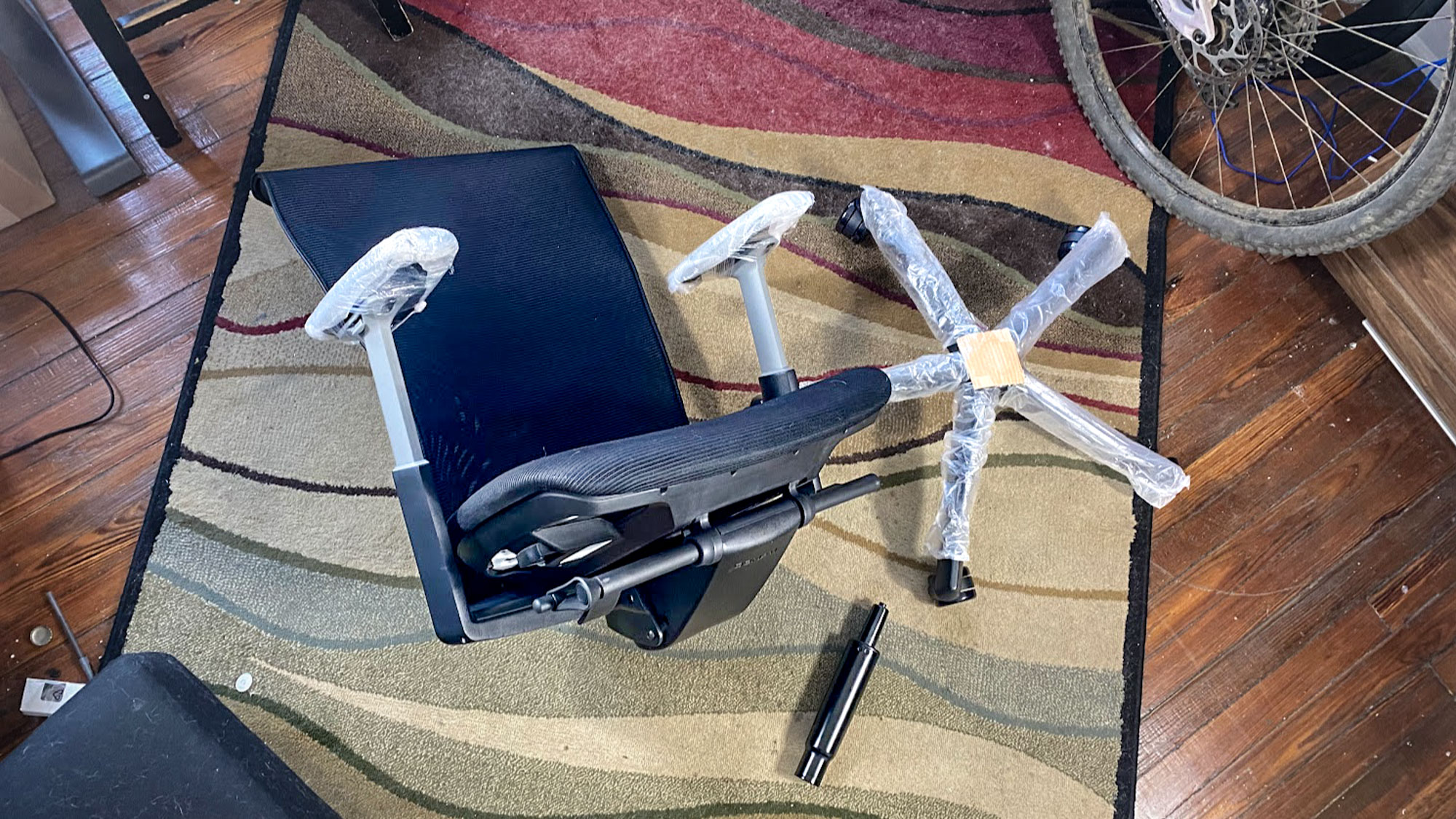 כיסא משרדי אוטונומי מפורק על הרצפה