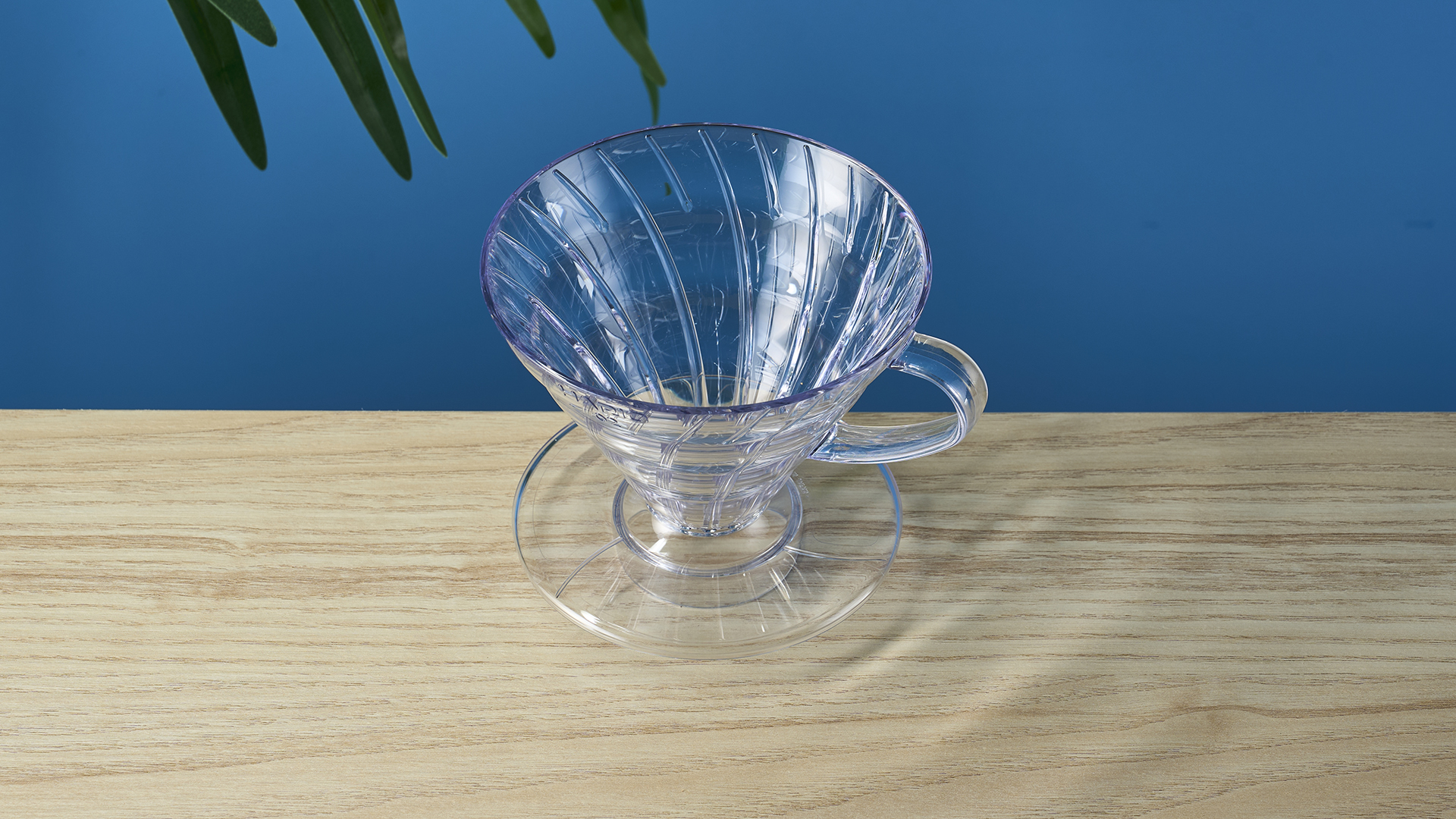 מכונת קפה Hario V60 על רקע כחול