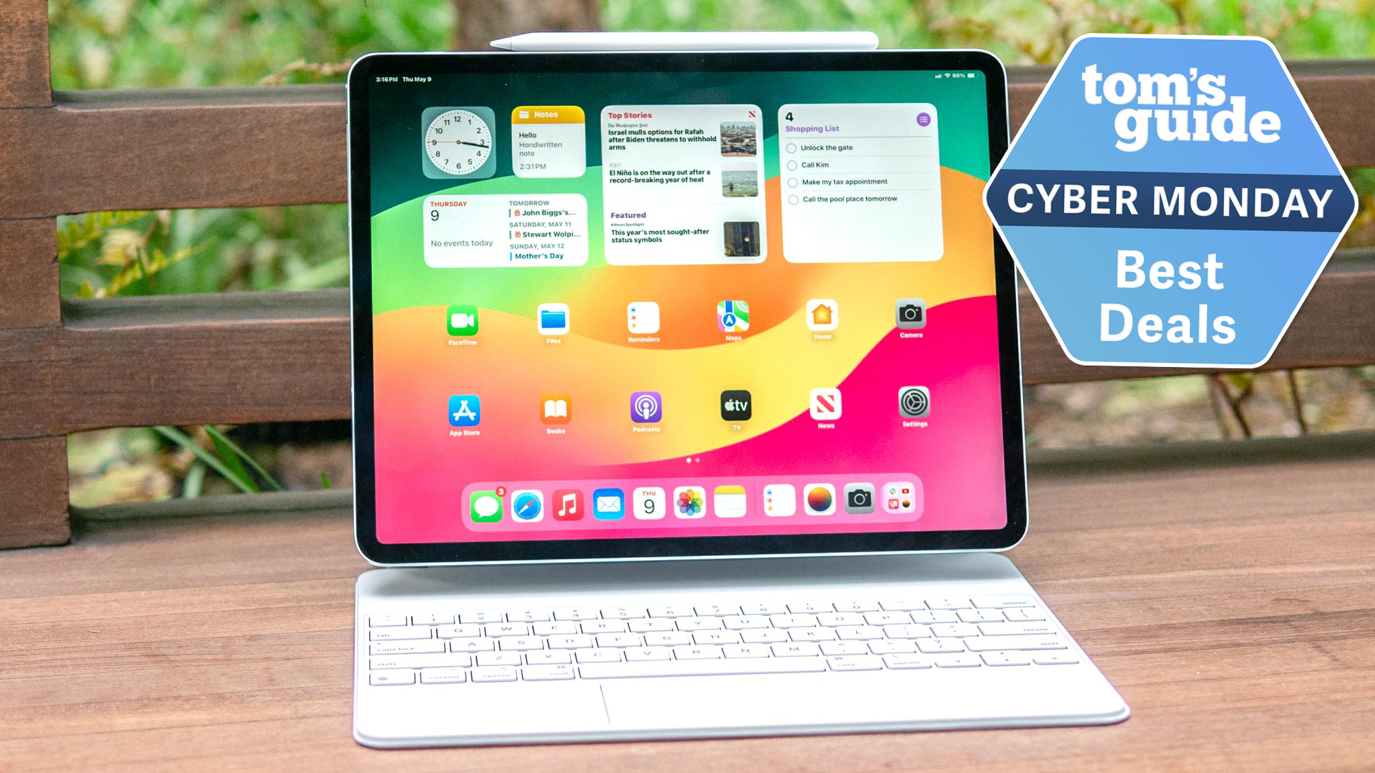 ה-iPad Air M2 על משטח עץ, מסך הבית מוצג ויש מקלדת מחוברת. תג עסקה של Datilin נמצא בפינה השמאלית העליונה של התמונה.