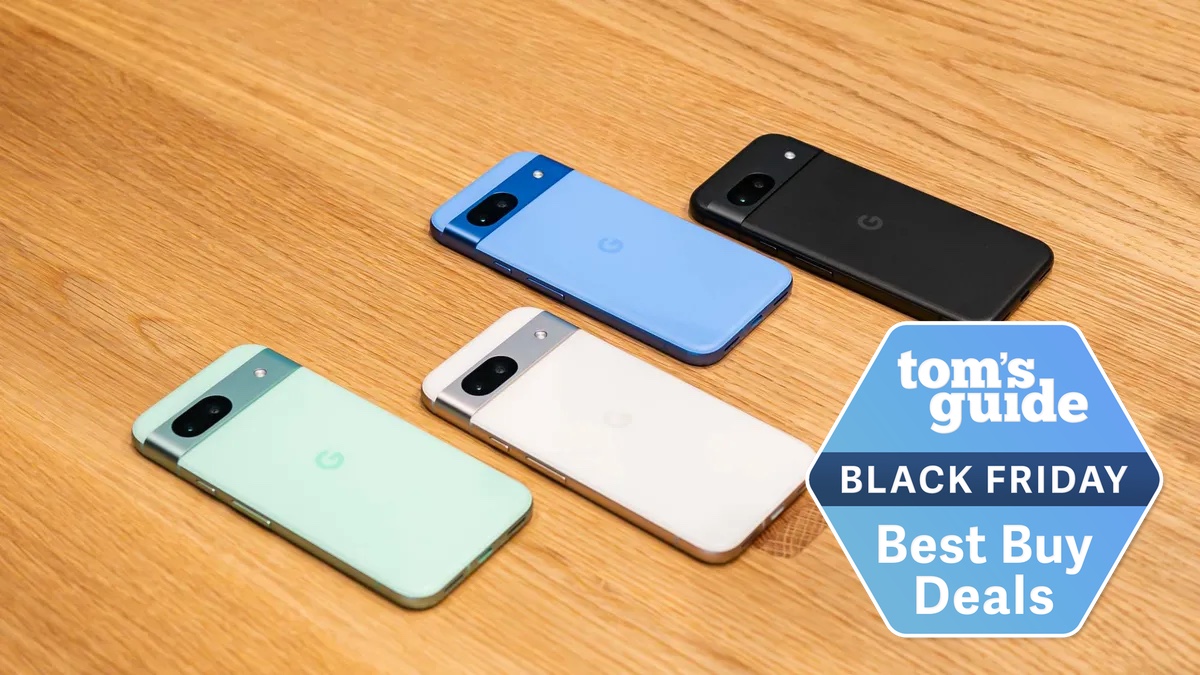 ארבעה דגמי Pixel 8a ממוקמים זה ליד זה עם לוגו של Black Friday למכירת Best Buy