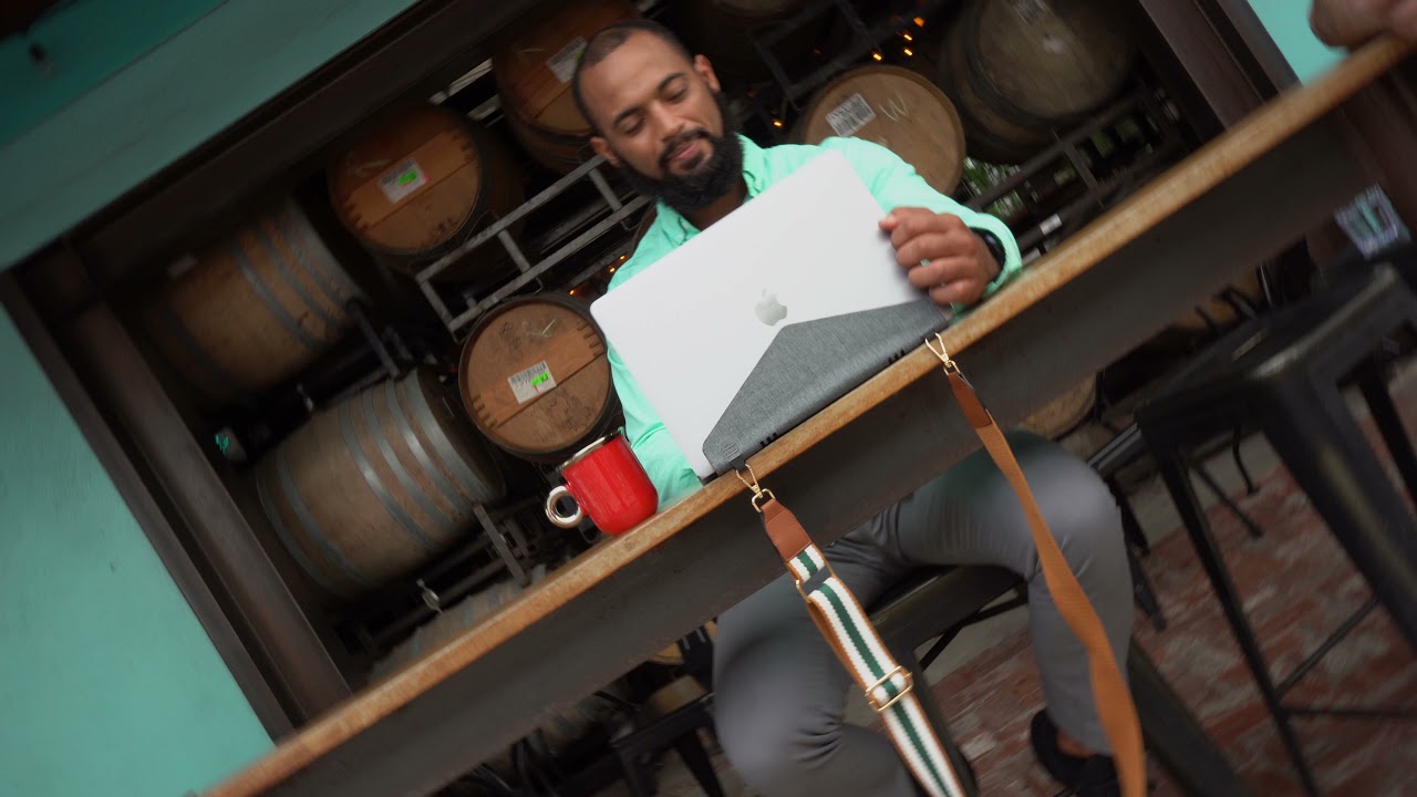 Free Agent Outfitters מציג: The Laptop Strap - YouTube