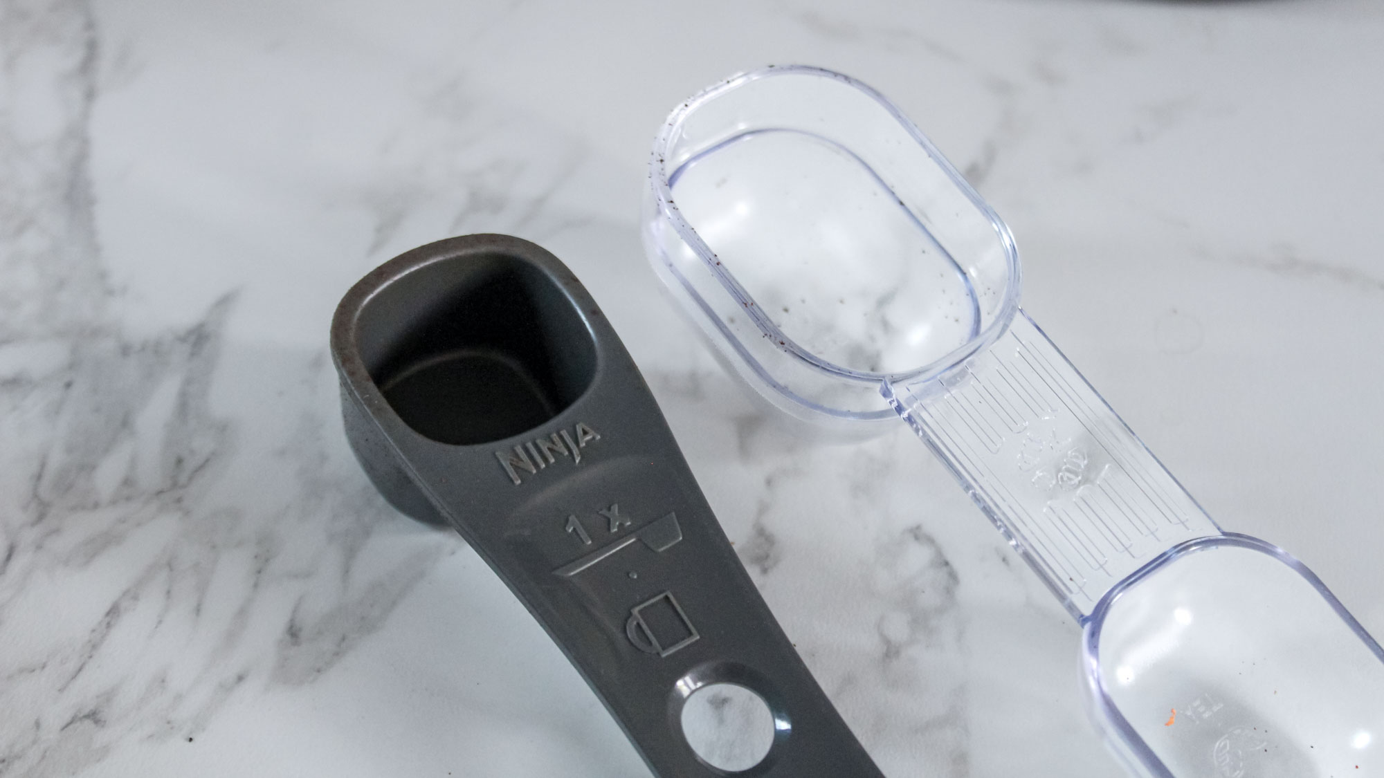 סקופ מכונת קפה מר קופי Perfect Brew לצד סקופ נינג'ה