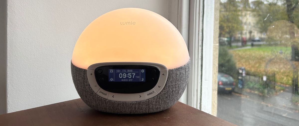 סקירת שעון מעורר של Lumie Bodyclock Shine 300 2024 מאת לורן ג'פריס שפורסמה ב-5 בדצמבר 24 בדקנו את ה- Lumie Bodyclock Shine 300 במשך שלושה שבועות. הנה איך הוא התפקד בהגדרה, הדמיית זריחה, הדמיית שקיעה וצליל.