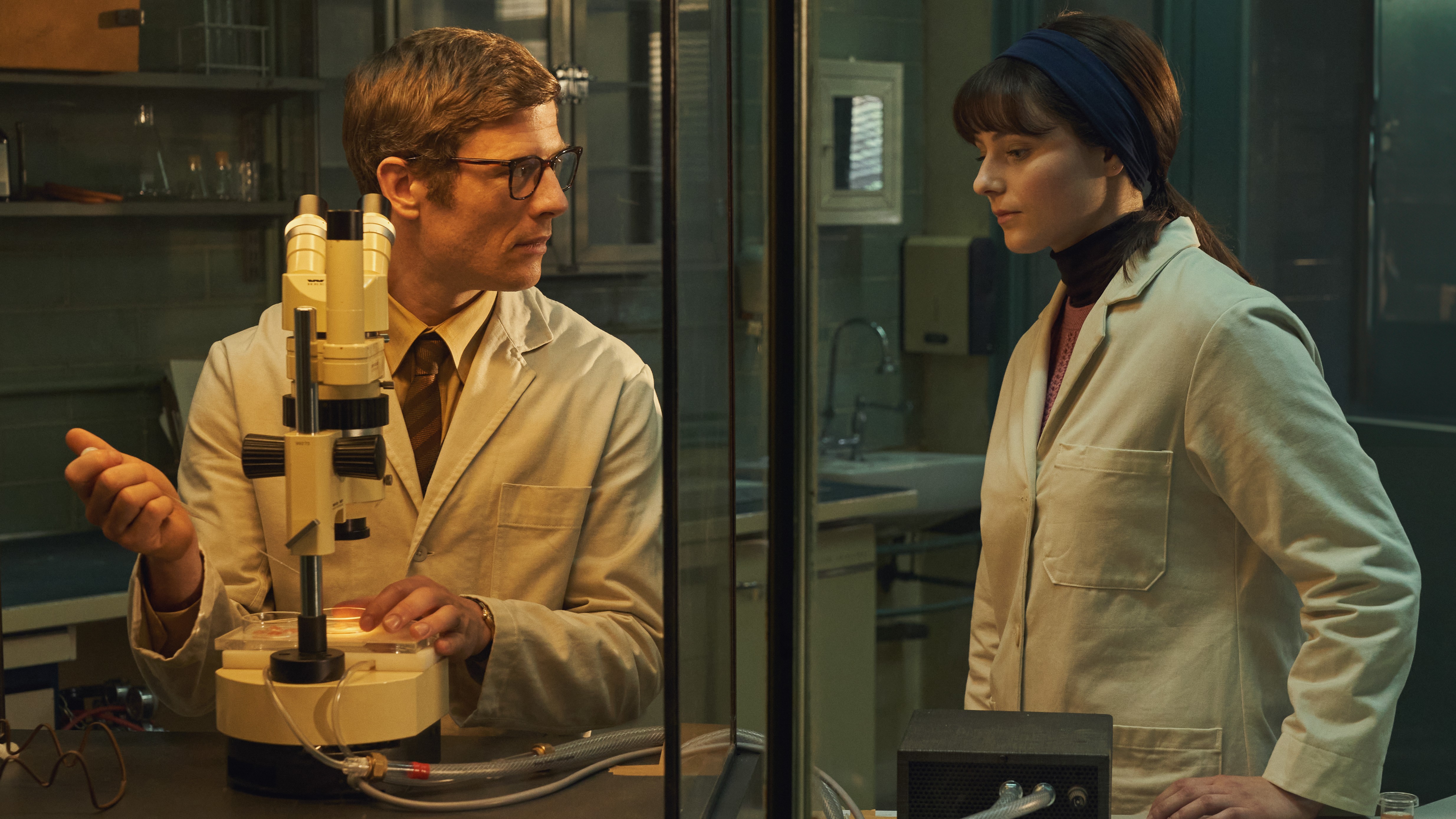 ג'יימס נורטון ותומסין מקנזי (LR) במעבדה בנטפליקס "שִׂמְחָה"