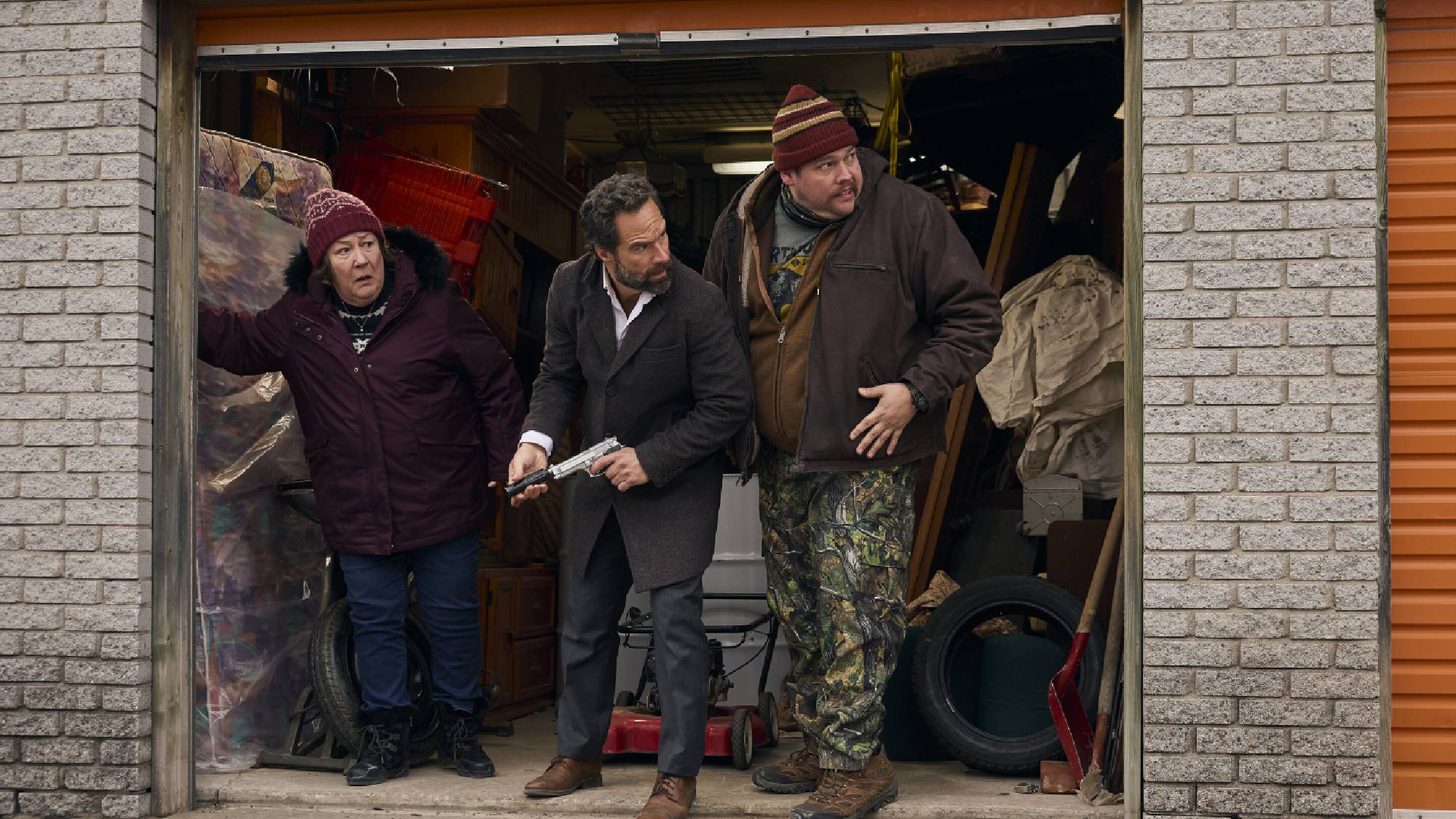 רות קלארק (מרגו מרטינדייל), מייק ביירן (כריס דיאמנטופולוס), רמי בושאר (גיום סיר) ב 