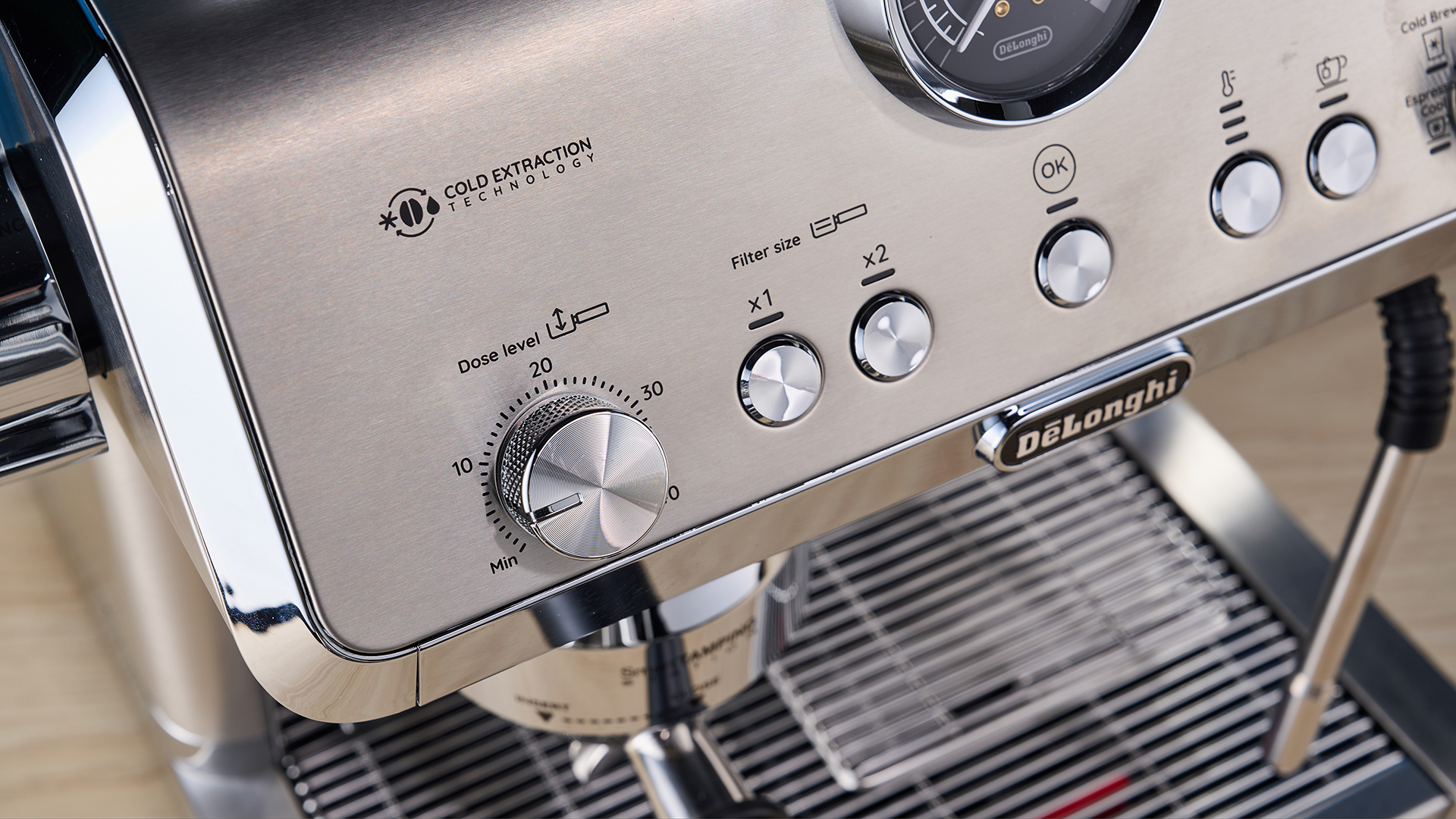 De'Longhi La Specialista Opera היא מכונת אספרסו ידנית מנירוסטה עם חבטה חכמה, ידית קבוצתית, שרביט קיטור ומטחנה