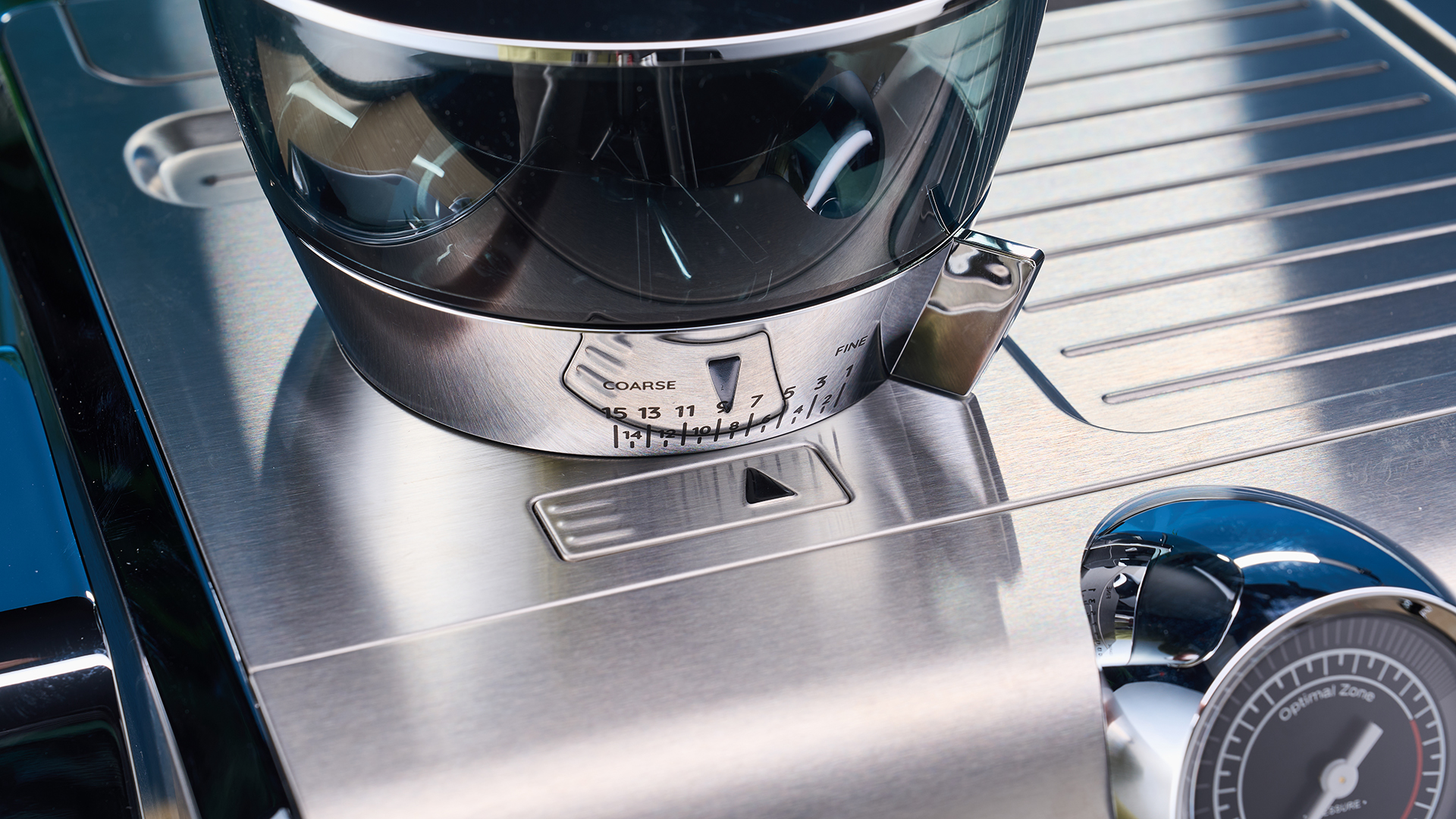 De'Longhi La Specialista Opera היא מכונת אספרסו ידנית מנירוסטה עם חבטה חכמה, ידית קבוצתית, שרביט קיטור ומטחנה