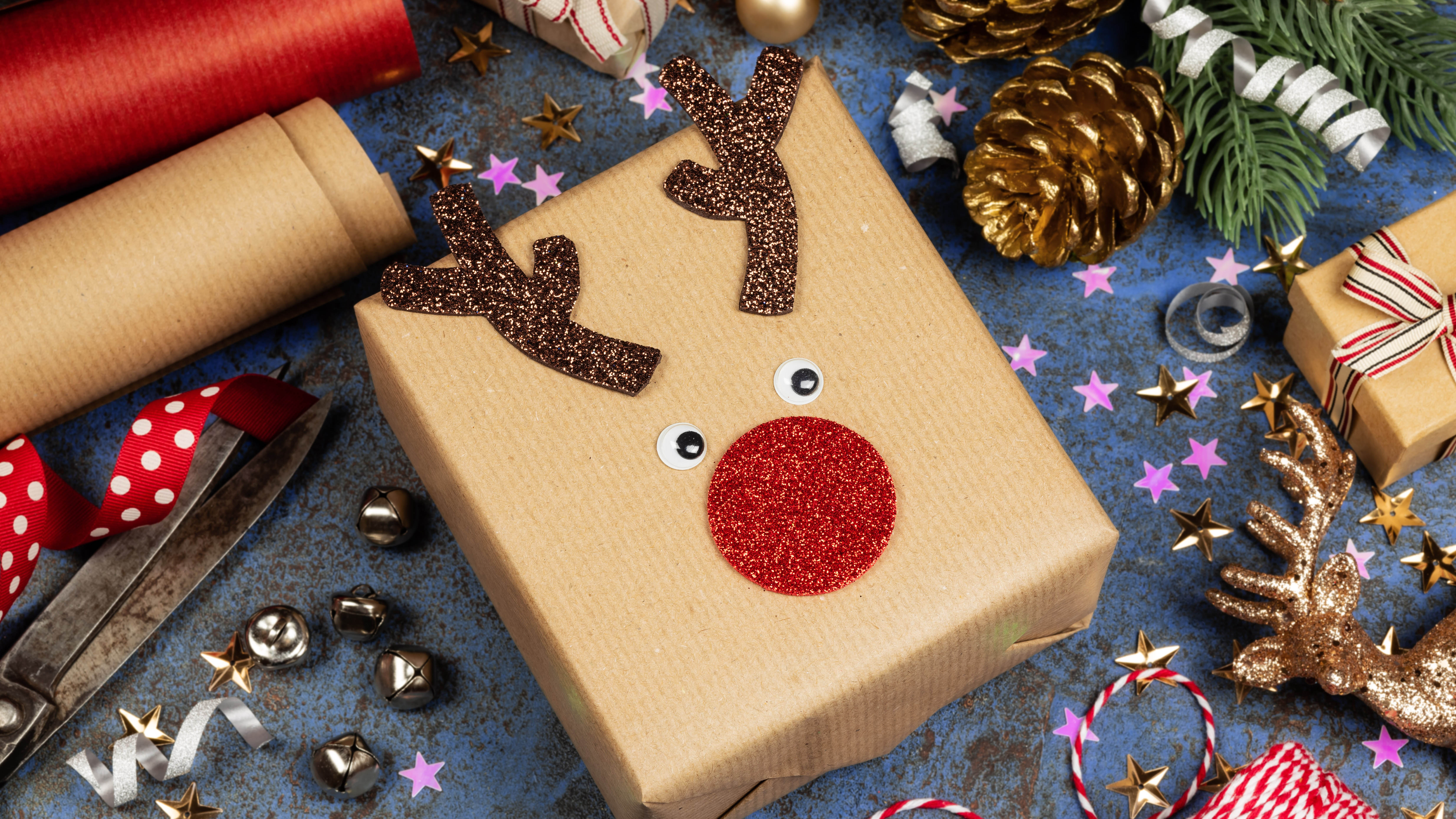 מתנת חג המולד עם מדבקות של איילים