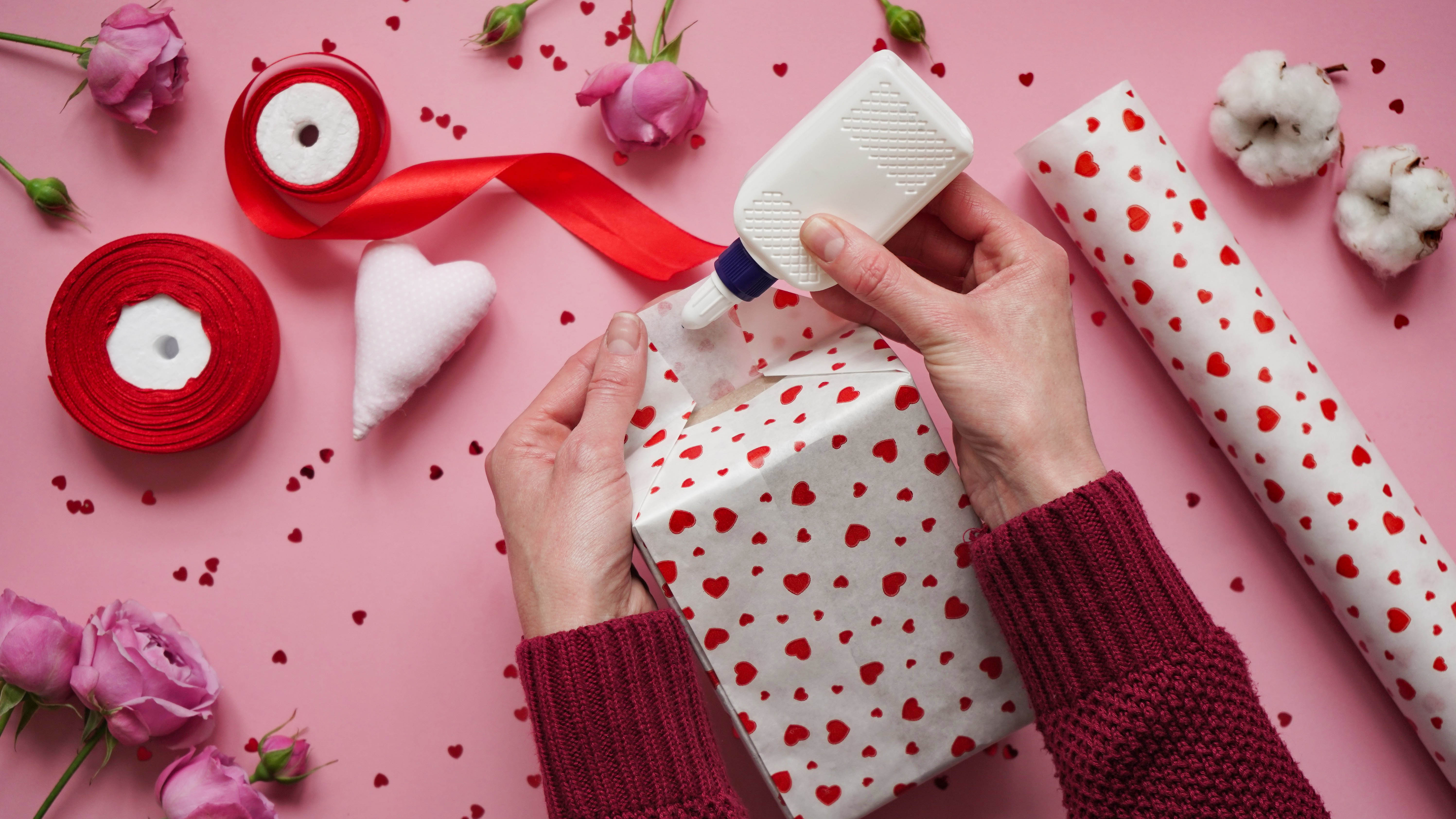 שימוש בדבק כדי לאטום מתנת חג המולד