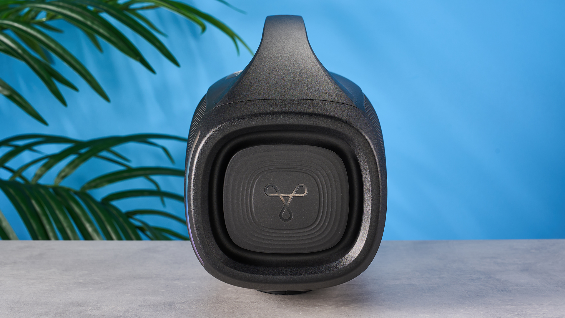 רמקול ה-Tribit stormbox blast 2 Bluetooth, באורך 18 אינץ' ומשקלו 19 פאונד, עם נורות LED צבעוניות וידית נשיאה