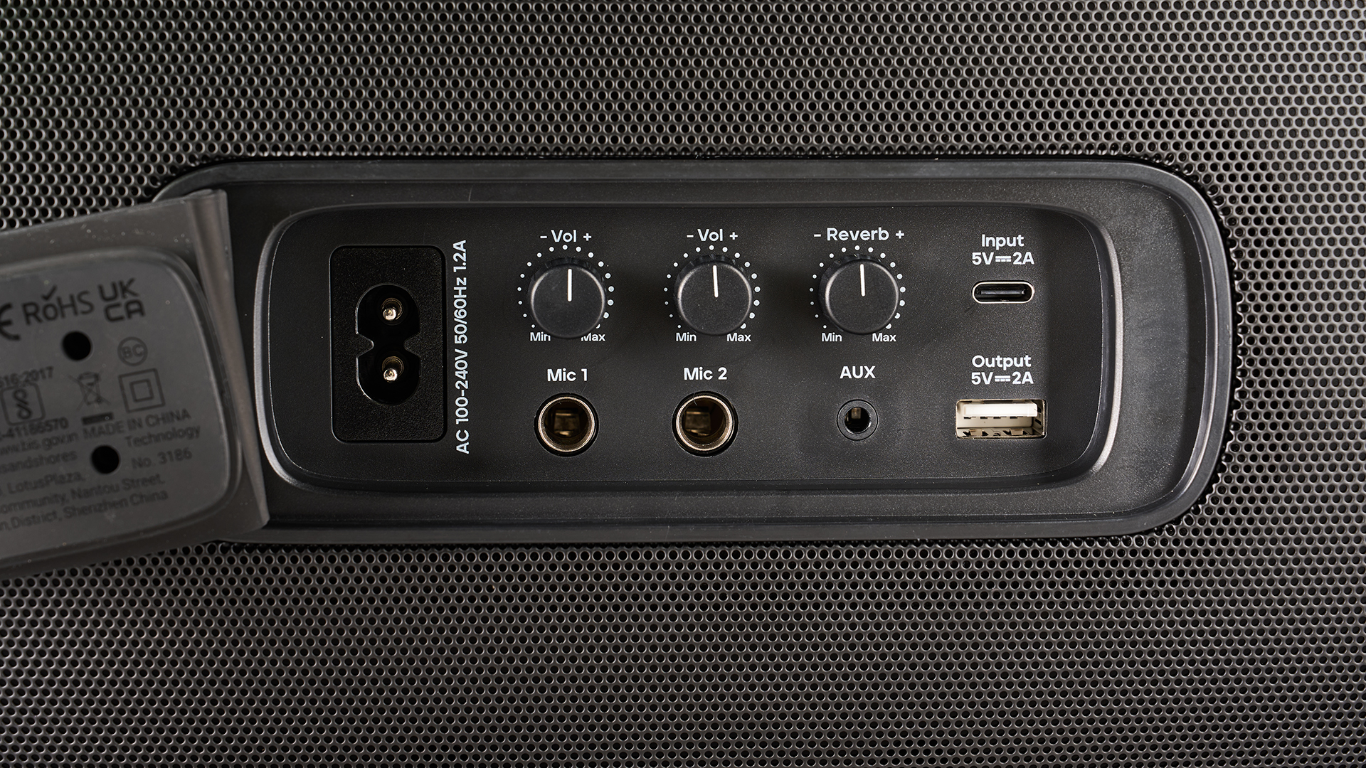 רמקול ה-Tribit stormbox blast 2 Bluetooth, באורך 18 אינץ' ומשקלו 19 פאונד, עם נורות LED צבעוניות וידית נשיאה