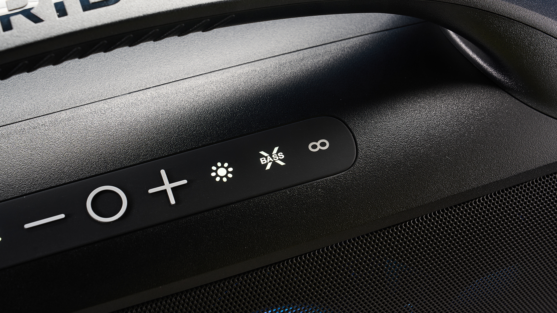 רמקול ה-Tribit stormbox blast 2 Bluetooth, באורך 18 אינץ' ומשקלו 19 פאונד, עם נורות LED צבעוניות וידית נשיאה