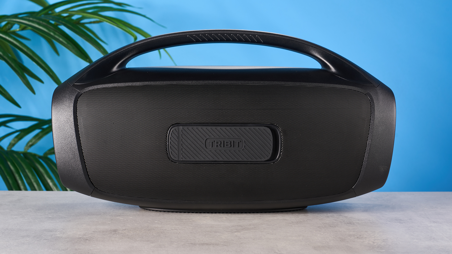 רמקול ה-Tribit stormbox blast 2 Bluetooth, באורך 18 אינץ' ומשקלו 19 פאונד, עם נורות LED צבעוניות וידית נשיאה