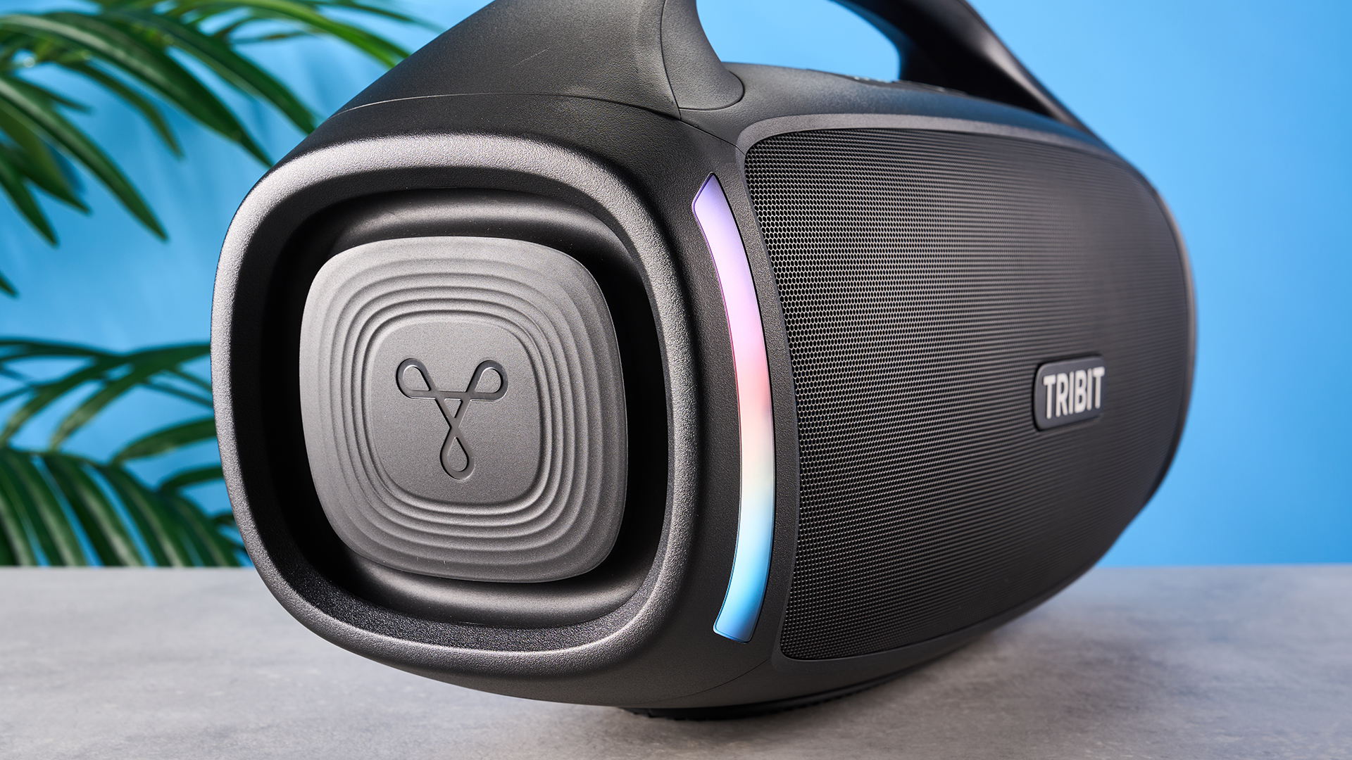 רמקול ה-Tribit stormbox blast 2 Bluetooth, באורך 18 אינץ' ומשקלו 19 פאונד, עם נורות LED צבעוניות וידית נשיאה