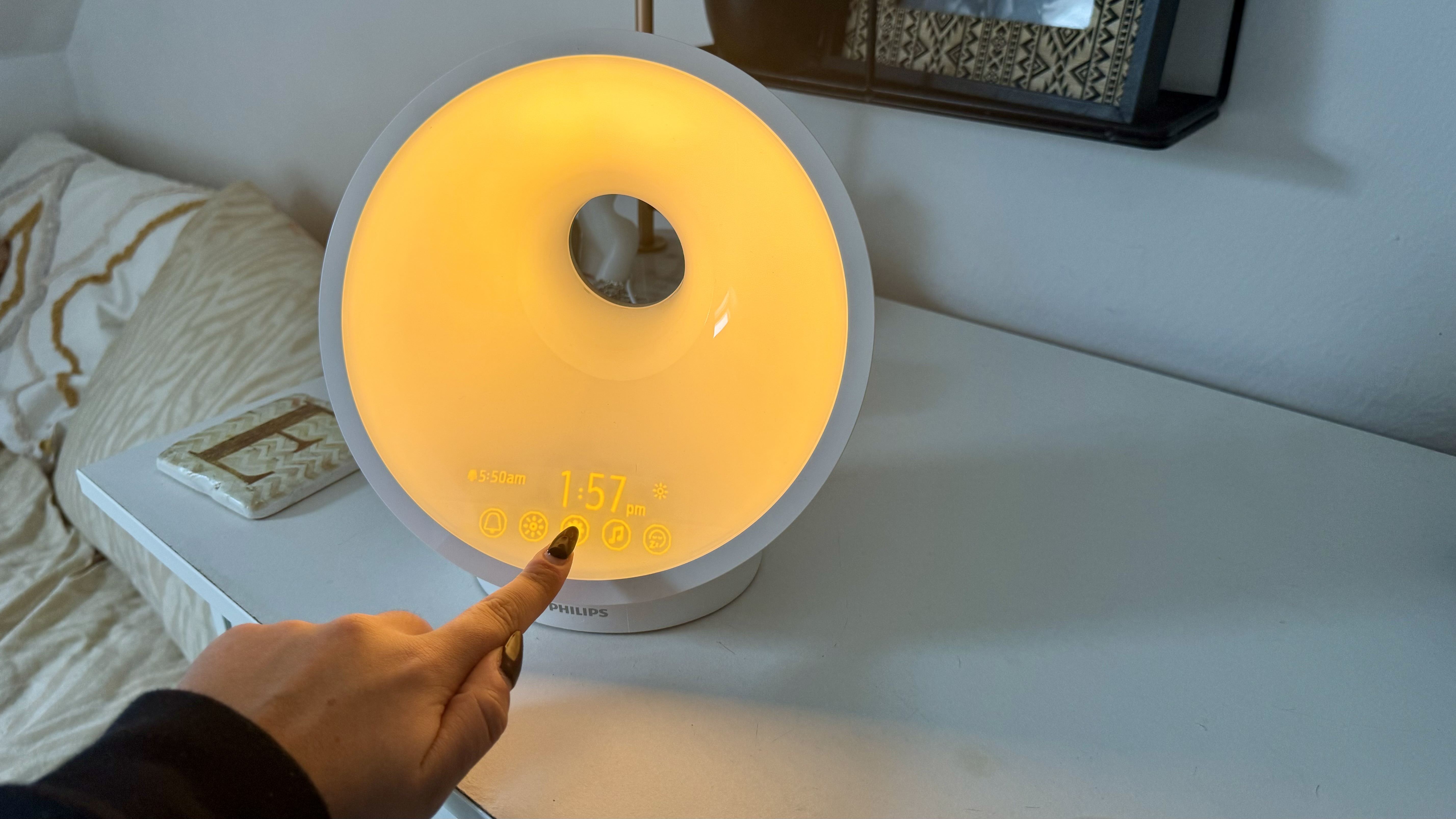 Philips SmartSleep Sleep and Wake-Up Light תאורת השכמה עם לוח בקרה מואר.