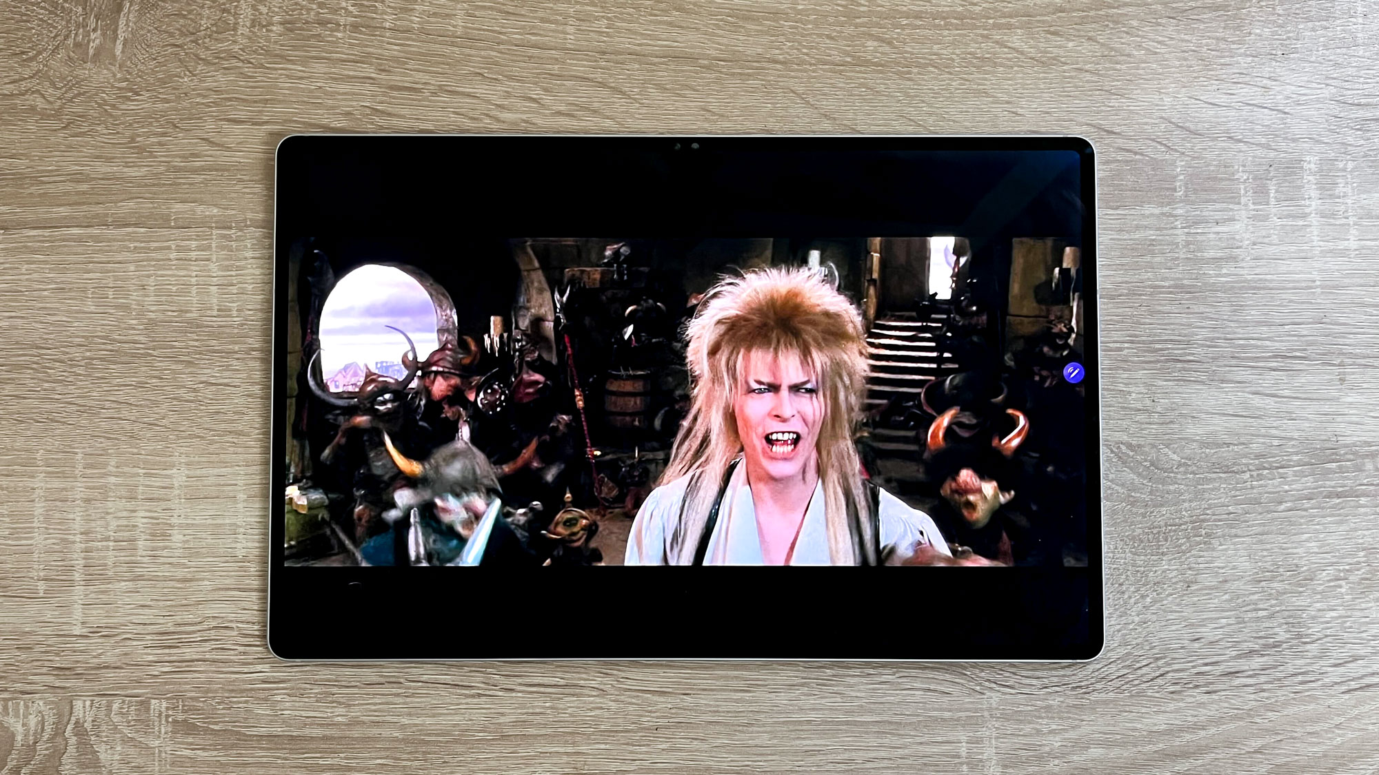 יחידת סקירה של Samsung Galaxy Tab S10 Ultra על שולחן