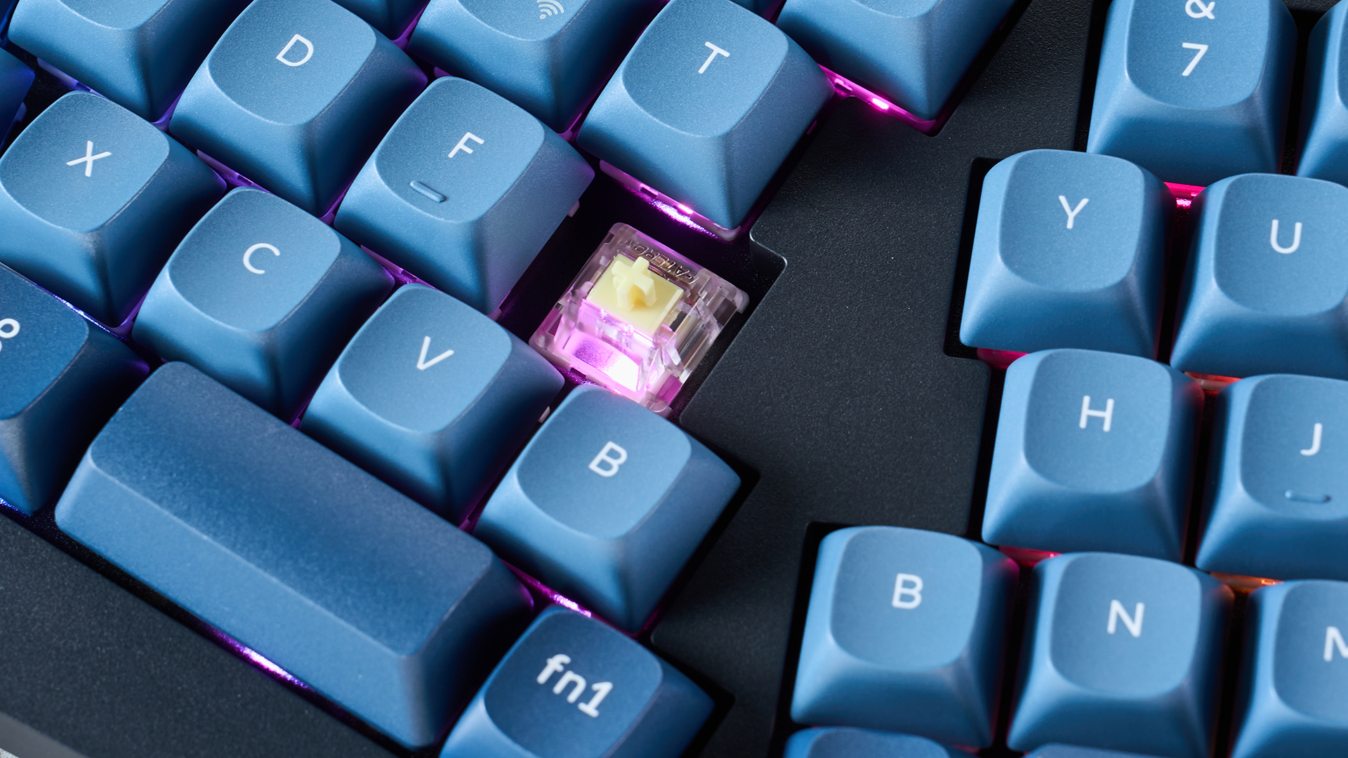 צילום מקלדת ארגונומית Keychron V8 Max