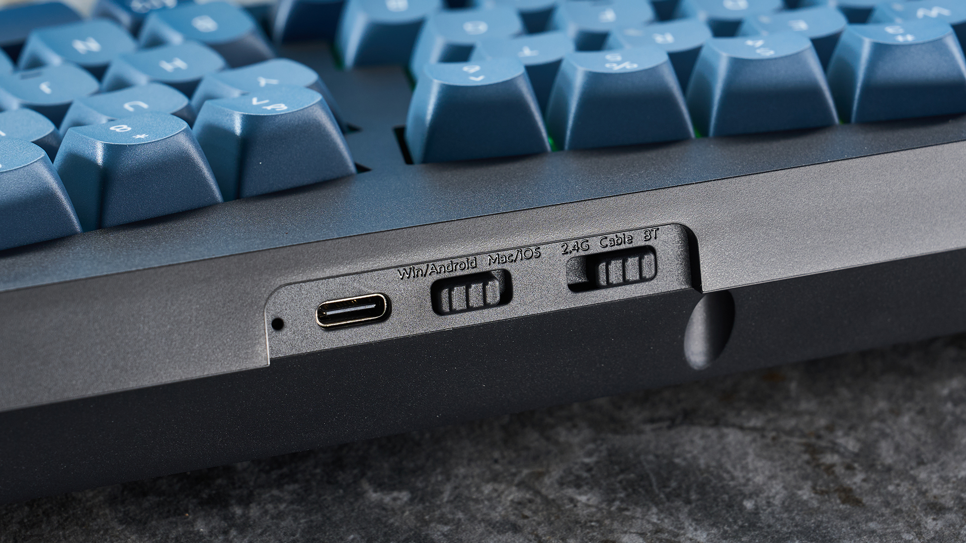 צילום מקלדת ארגונומית Keychron V8 Max