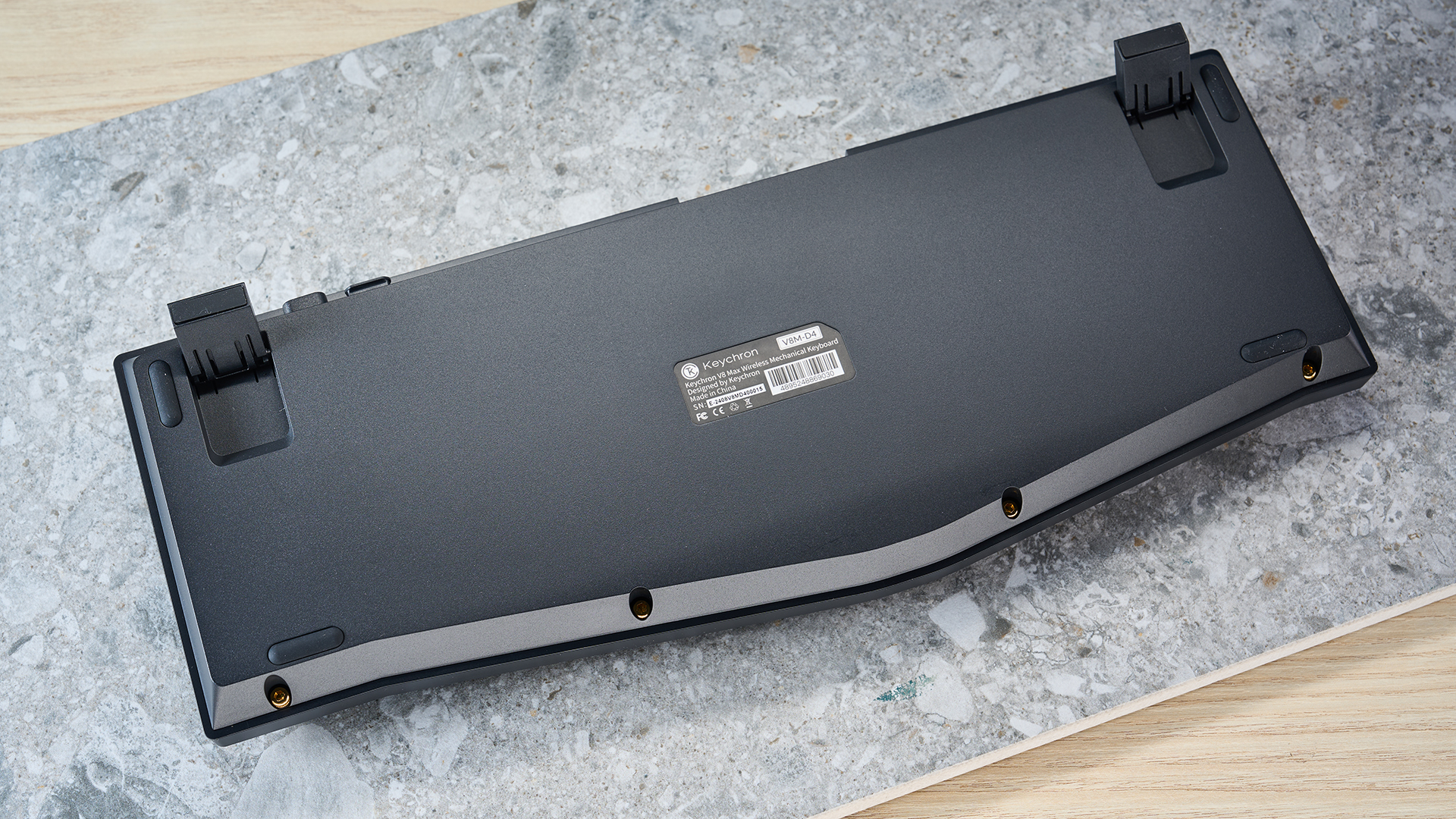 צילום מקלדת ארגונומית Keychron V8 Max