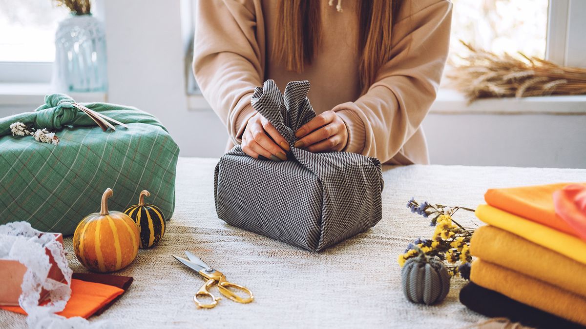 5 דרכים יצירתיות לעטוף את מתנות החג שלך ללא נייר עטיפה