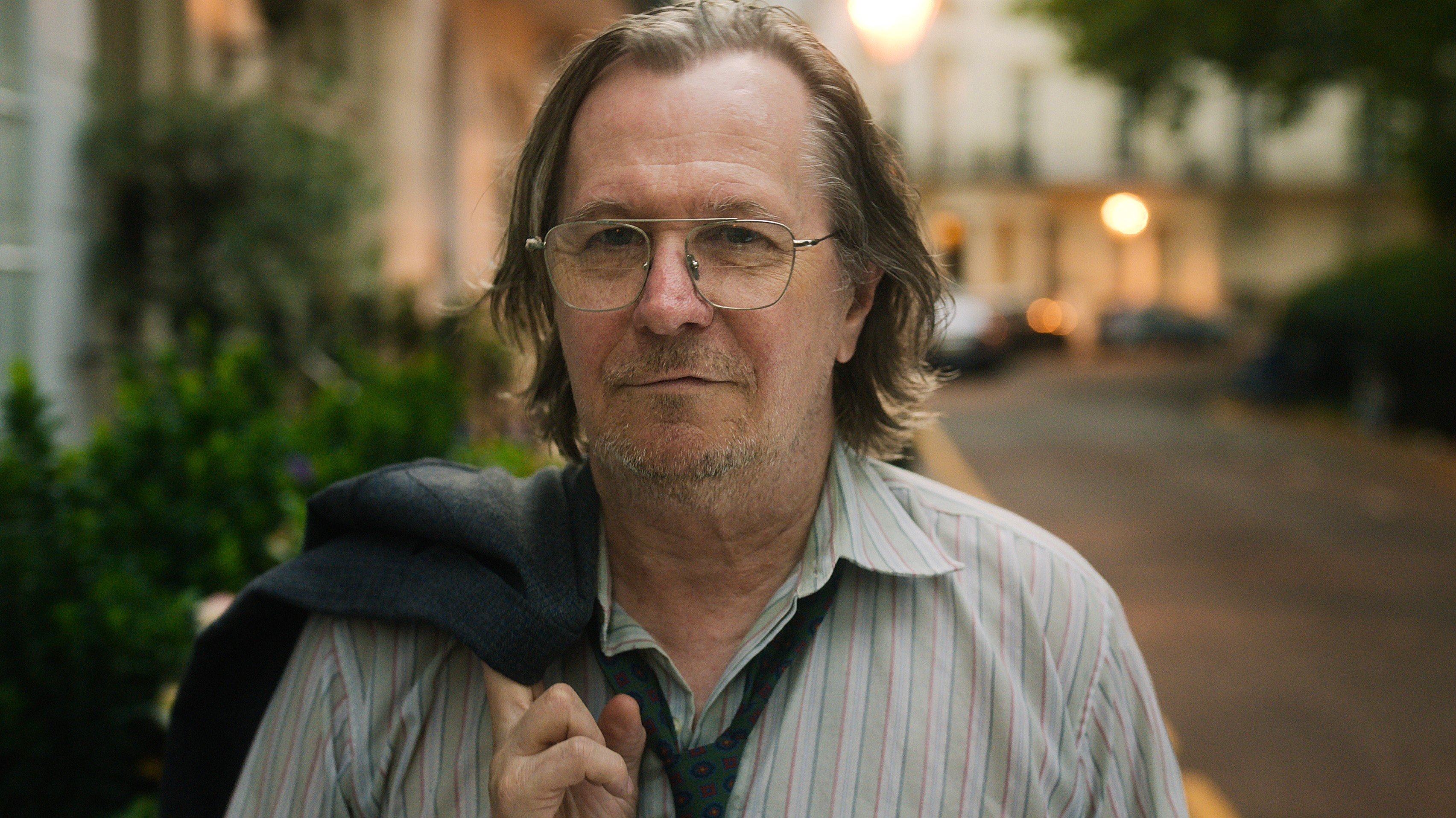 ג'קסון לאמב (גארי אולדמן) הולך ברחוב פנימה 