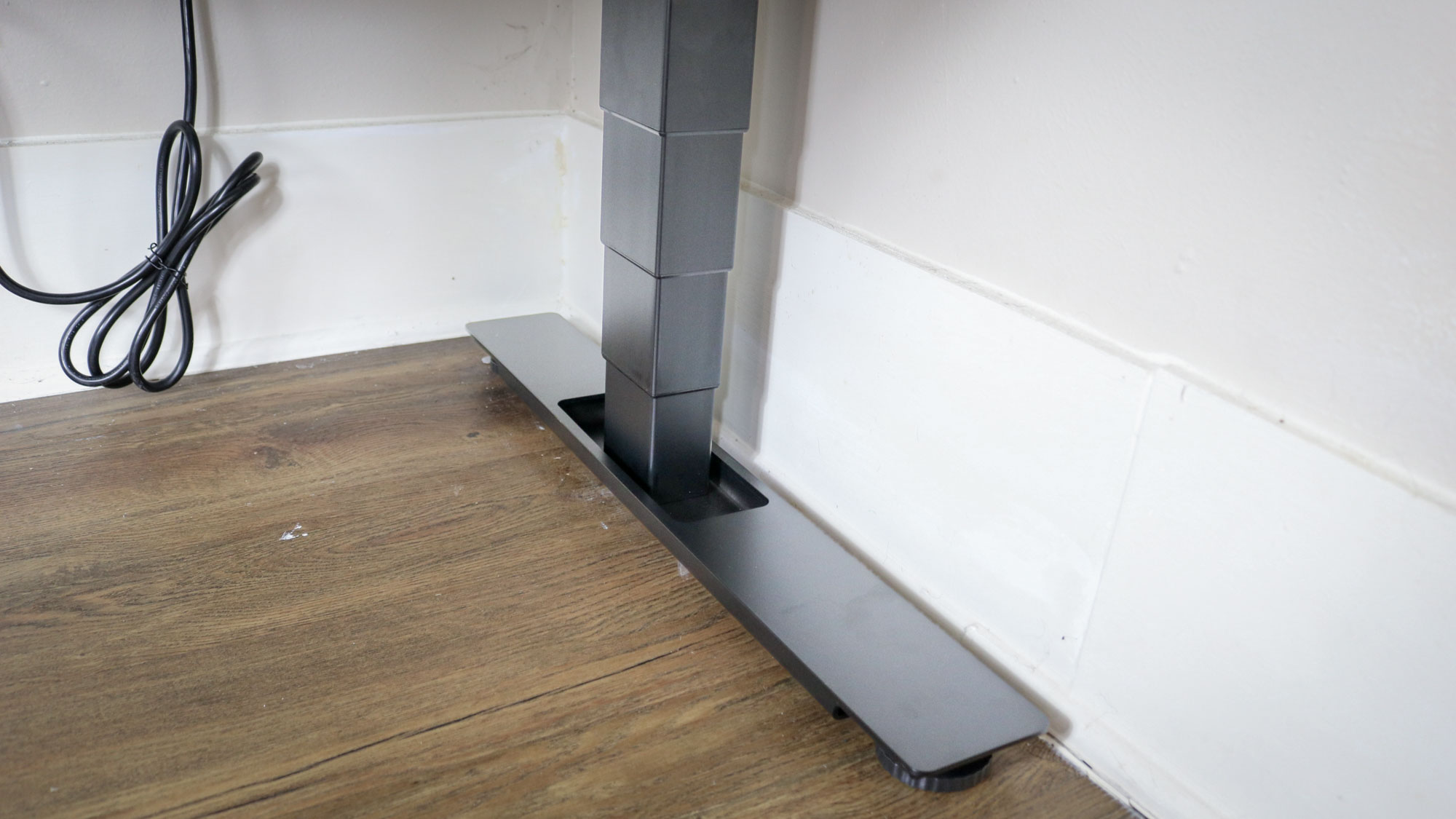 צילום מקרוב של הרגליים והרגליים של ה-Upeal 2 Leg Desk של 4 שלבים