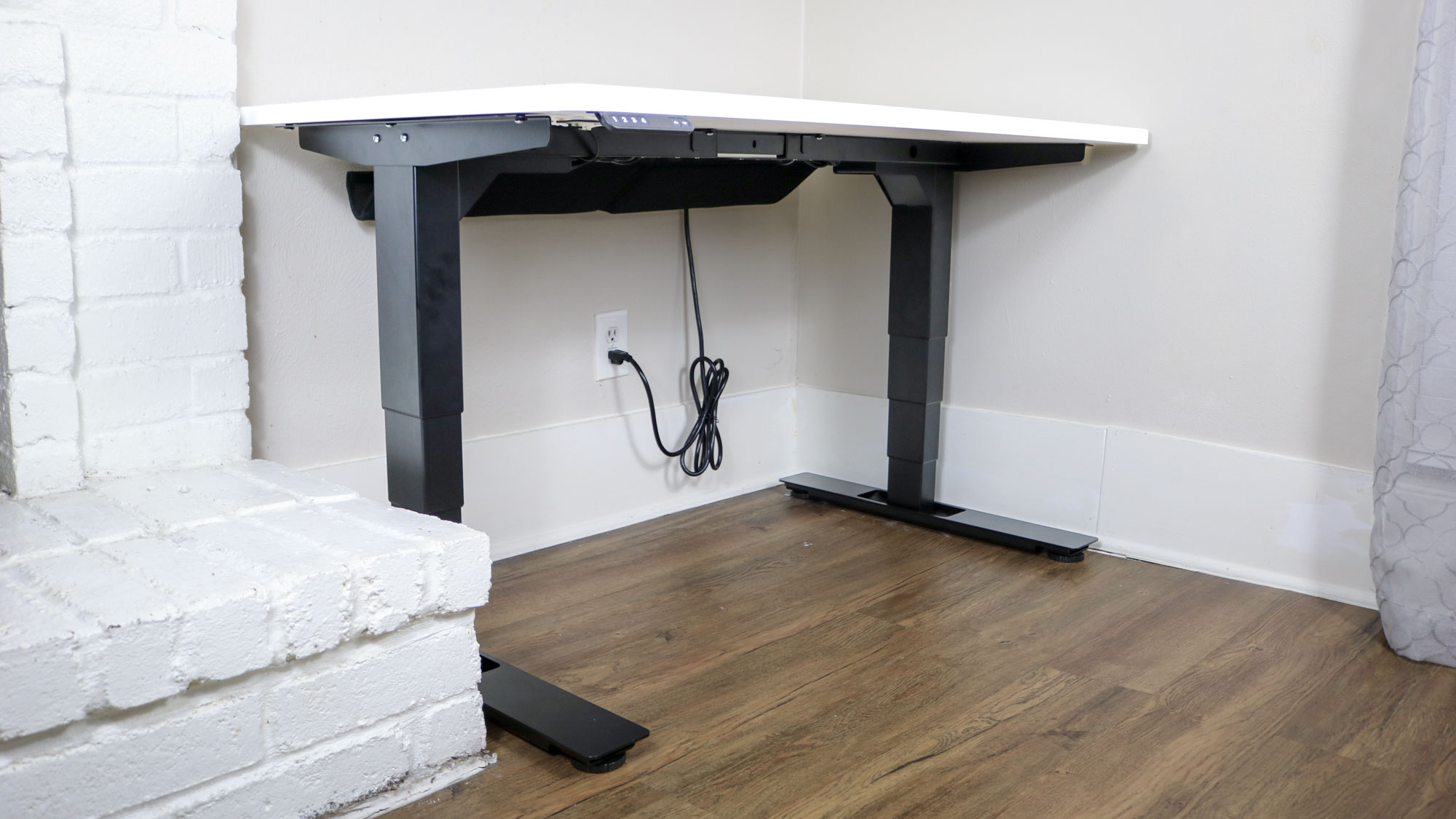 שולחן ה-Upeal 2 רגל מול קיר במבט מזווית
