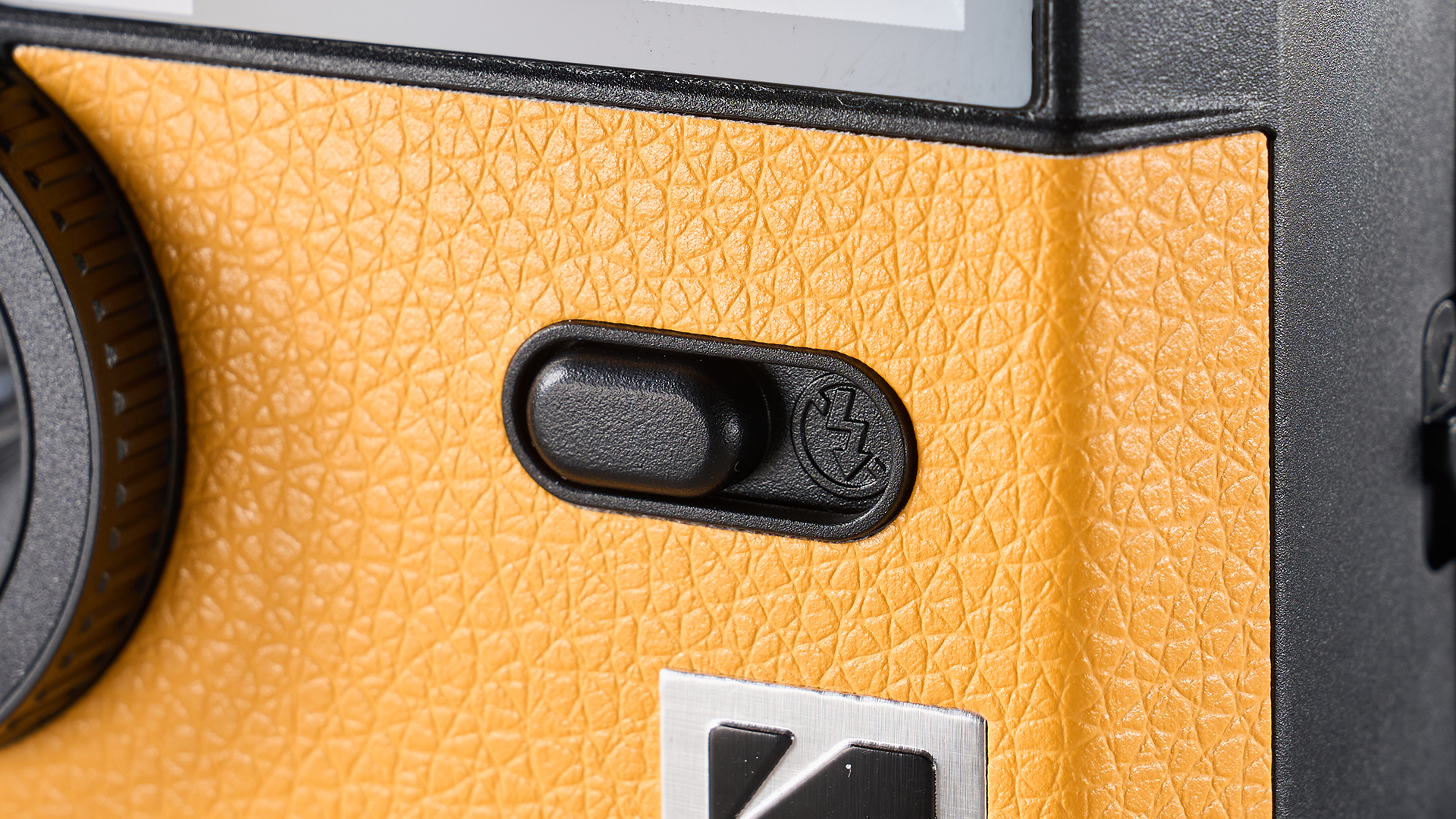 מצלמת סרטים בשחור וצהוב Kodak Ultra F9 35mm