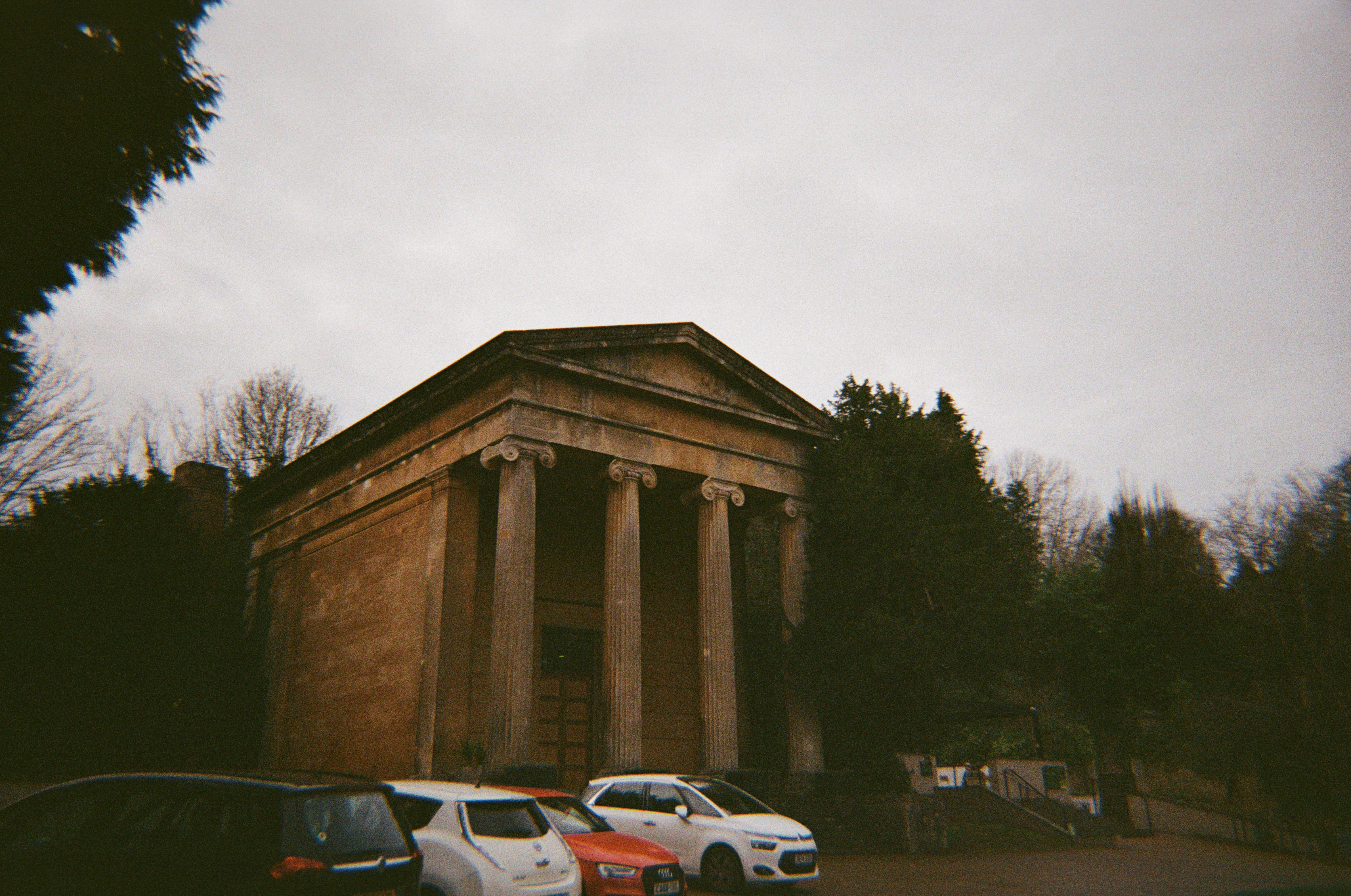 תמונה של בניין בארנו'ס ויל, בריסטול, שצולמה במצלמת קודאק Ultra F9 35 מ